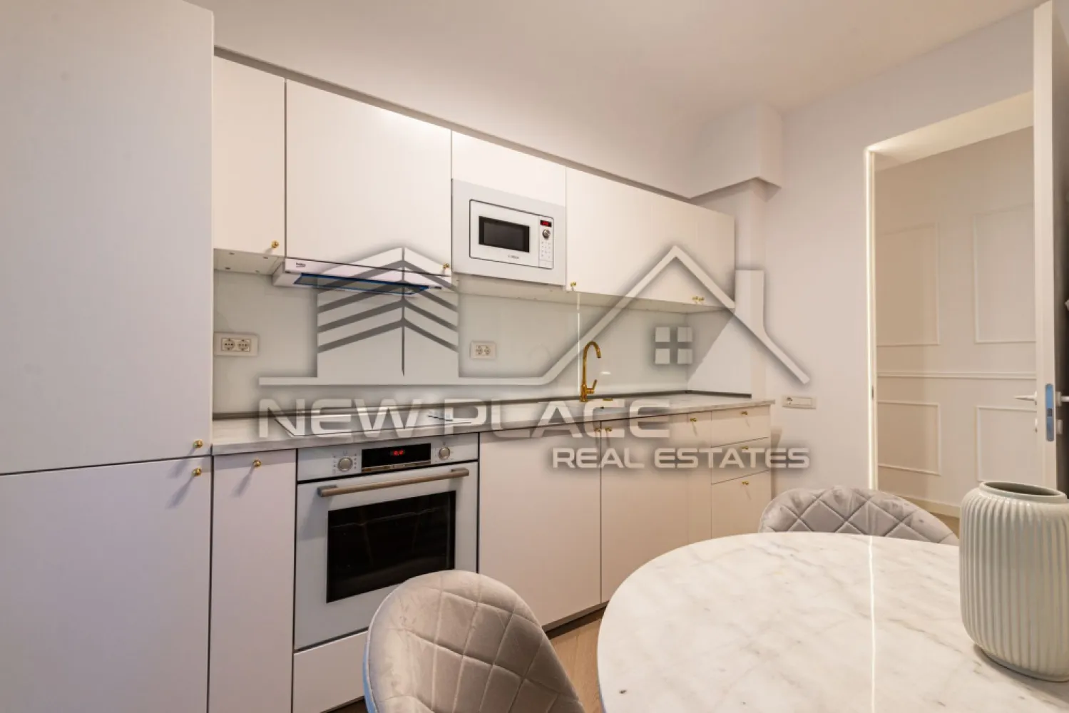 CORTINA NORTH | Apartament exclusivist [+21% TVA] Terasa 30 mp | LUX - New Place Real Estate Company va propune spre vanzare un apartament situat intr-un complex rezidential exclusivist din zona Aviatiei-Pipera si anume CORTINA NORTH. Cu o amplasare de exceptie in Nordul capitalei, acest ansamblu este unul grandios, cu caracteristici unice imbinate pentru un stil de viata complet, confortabil si activ!

Apartamentul este situat la Etajul 2, are o suprafata construita de 124.73 mp si suprafata utila totala de 101.38 mp, are orientare spre Est, fiind compus din living de 18,48 mp, bucatarie inchisa de 9,60 mp, un dormitor matrimonial de 14,29 mp cu baie proprie de 5,52 mp, un al doilea dormitor de 12,52 mp - care este transformat in dressing, baie de serviciu de 3,20 mp, hol de 8,44 mp si o terasa de 29,33 mp.

Separat se poate achizitiona si un loc de parcare situat la subteranul imobilului la pretul de 15,000 Eur + TVA.

Ansamblul Cortina North completeaza stilul de viata activ, sanatos si securizat cu o gama variata de facilitati: centru fitness, bazin de inot, peste 1,5 km pista de alergare, calitatea aerului data de peste 10,000 mp de spatii verzi, galerii comerciale dedicate, parcari private subterane si supraterane si acces controlat.

FINISAJE:
- Fatada ventilata;
- Tamplarie PVC Schuco cu geam tripan termoizolant;
- Ceramica Porcelanosa;
- Obiecte sanitare Daniel Rubinetterie;
- Parchet calitate superioara;
- Usi de intrare securizate Pinum;
- Usi interioare Filomuro.

DOTARI:
- Centrala termica Ariston individuala cu gaz;
- Aer conditionat tip multisplit;
- Videointerfon;
- Utilitati „ready to use” (racorduri individuale la gaze, curent electric, apa curenta);
- Aparatura electrica si cablaje pregatite pentru conexiunea TV si internet;
- Ascensoare – Cate doua pe fiecare tronson.

Pentru mai multe detalii sau oferte similare, nu ezitati sa ne contactati.

Aceasta oferta apartine New Place Real Estate Company