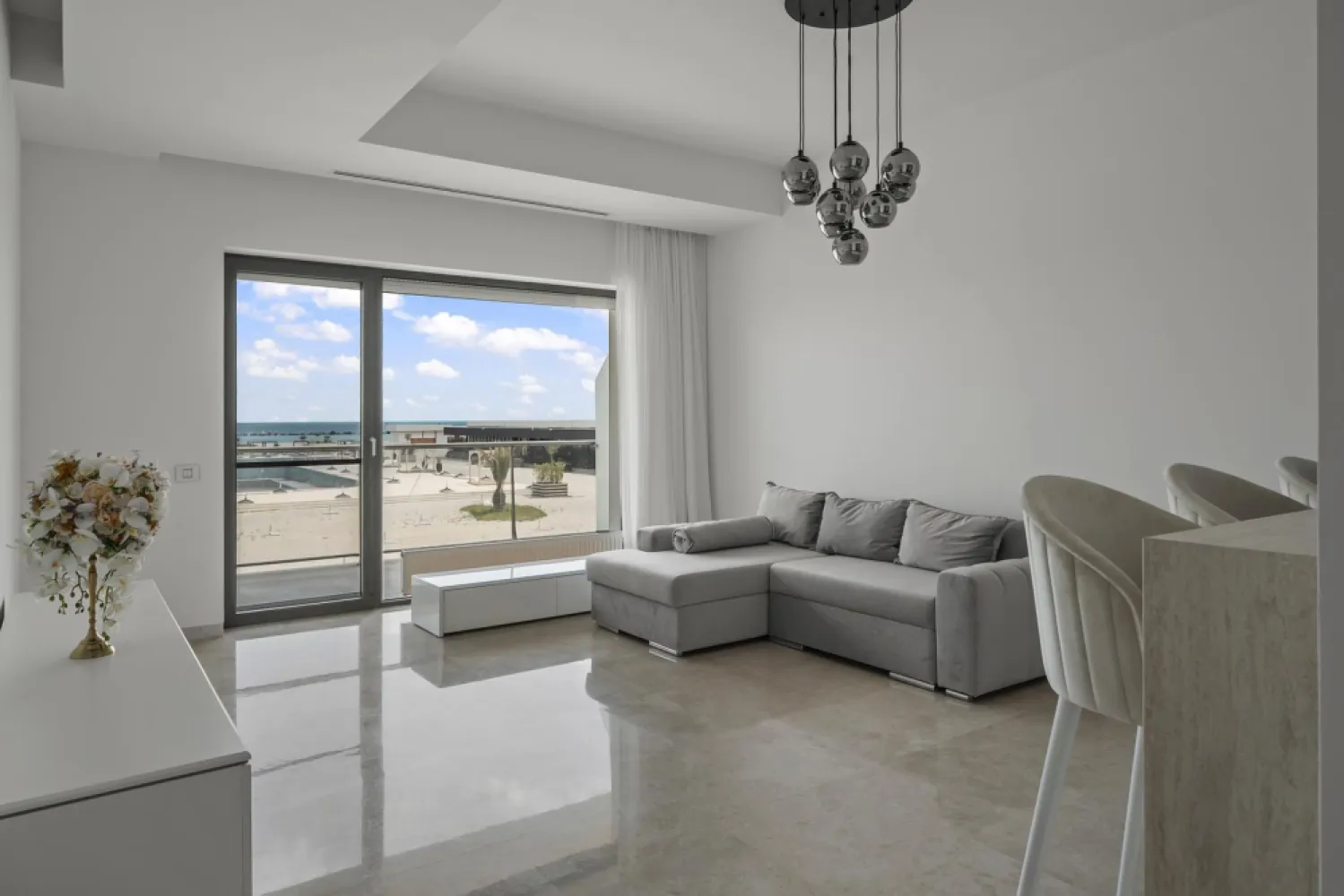 CAELIA RESIDENCE | MAMAIA | VEDERE FRONTALA LA MARE | EXCLUSIVITATE - New Place Real Estate Company va propune spre vanzare un apartament exclusivist, situat in cel mai prestigios Ansamblu Rezidential de pe litoral - Caelia, apartamentul avand dubla vedere, inclusiv vedere frontala catre plaja si catre Marea Neagra.

Apartamentul are o suprafata utila totala de 129.11 mp si o suprafata utila de 102.23 mp, suprafata desfasurata fiind impartita astfel: living cu suprafata de 34.90 mp, bucatarie inchisa cu suprafata de 5.44 mp cu o zona de depozitare / camera tehnica de 2.52 mp, 2 dormitoare matrimoniale cu suprafete de 19.69 mp, respectiv 17.16 mp, fiecare cu o baie proprie de 9.52 mp, respectiv 5.00 mp, un grup sanitar cu suprafata de 1.87 mp, un hol cu suprafata de 6.13 mp si 2 terase cu suprafete de 18.49 mp respectiv 8.39 mp.

Finisajele de top si facilitatile exclusive completeaza calitatea constructiei, oferind un confort sporit rezidentilor ansamblului:
- Acces privat la plaja privata
- Doua piscine exterioare prevazute cu zone de relaxare
- Sala de fitness
- Sauna umeda si uscata
- Serviciu de concierge, valeti si receptie 24/7.
- Serviciu de paza nonstop

Atat apartamentul cat si spatiile comune ale intregului ansamblu beneficiaza de finisaje de calitate superioara de lux fiind probabil cel mai luxos si axclusivist Ansamblu Rezidential de pe litoral.

Pentru mai multe detalii sau pentru a programa o vizionare, nu ezitati sa ne contactati.

Aceasta oferta apartine New Place Real Estate Company.