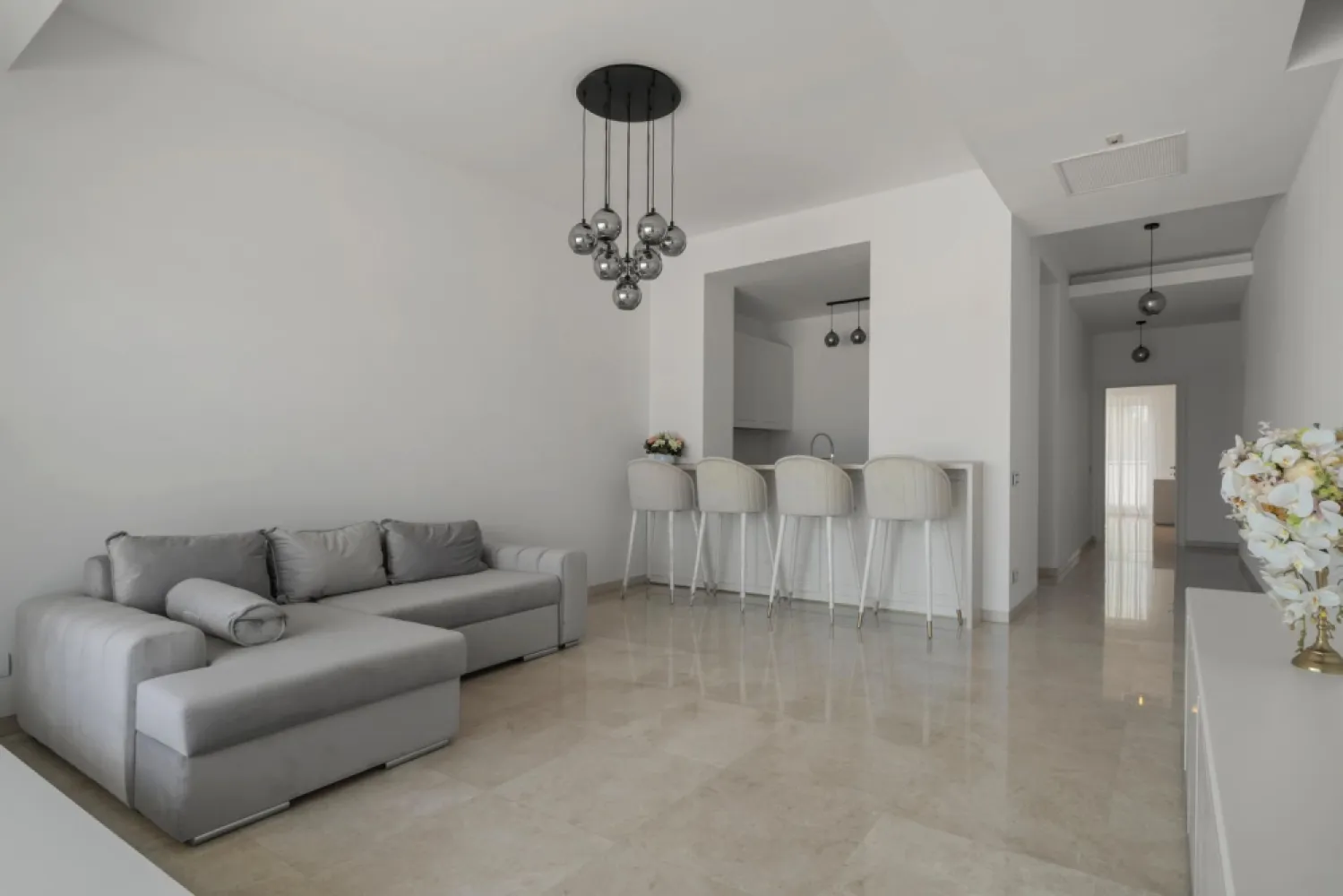 CAELIA RESIDENCE | MAMAIA | VEDERE FRONTALA LA MARE | EXCLUSIVITATE - New Place Real Estate Company va propune spre vanzare un apartament exclusivist, situat in cel mai prestigios Ansamblu Rezidential de pe litoral - Caelia, apartamentul avand dubla vedere, inclusiv vedere frontala catre plaja si catre Marea Neagra.

Apartamentul are o suprafata utila totala de 129.11 mp si o suprafata utila de 102.23 mp, suprafata desfasurata fiind impartita astfel: living cu suprafata de 34.90 mp, bucatarie inchisa cu suprafata de 5.44 mp cu o zona de depozitare / camera tehnica de 2.52 mp, 2 dormitoare matrimoniale cu suprafete de 19.69 mp, respectiv 17.16 mp, fiecare cu o baie proprie de 9.52 mp, respectiv 5.00 mp, un grup sanitar cu suprafata de 1.87 mp, un hol cu suprafata de 6.13 mp si 2 terase cu suprafete de 18.49 mp respectiv 8.39 mp.

Finisajele de top si facilitatile exclusive completeaza calitatea constructiei, oferind un confort sporit rezidentilor ansamblului:
- Acces privat la plaja privata
- Doua piscine exterioare prevazute cu zone de relaxare
- Sala de fitness
- Sauna umeda si uscata
- Serviciu de concierge, valeti si receptie 24/7.
- Serviciu de paza nonstop

Atat apartamentul cat si spatiile comune ale intregului ansamblu beneficiaza de finisaje de calitate superioara de lux fiind probabil cel mai luxos si axclusivist Ansamblu Rezidential de pe litoral.

Pentru mai multe detalii sau pentru a programa o vizionare, nu ezitati sa ne contactati.

Aceasta oferta apartine New Place Real Estate Company.