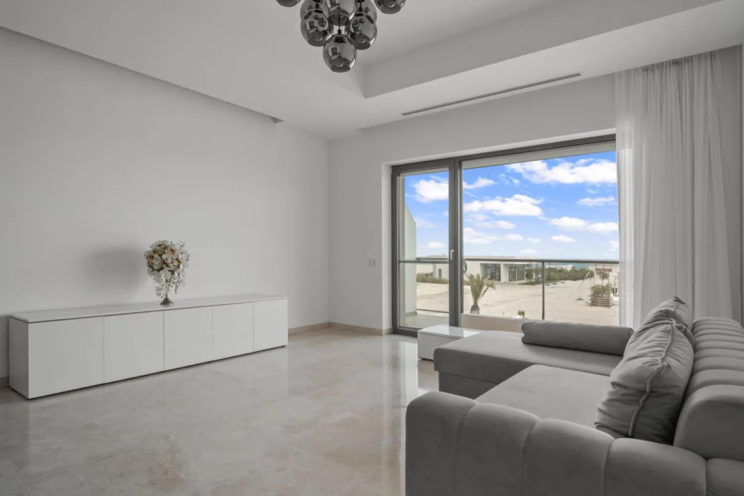 CAELIA RESIDENCE | MAMAIA | VEDERE FRONTALA LA MARE | EXCLUSIVITATE - New Place Real Estate Company va propune spre vanzare un apartament exclusivist, situat in cel mai prestigios Ansamblu Rezidential de pe litoral - Caelia, apartamentul avand dubla vedere, inclusiv vedere frontala catre plaja si catre Marea Neagra.

Apartamentul are o suprafata utila totala de 129.11 mp si o suprafata utila de 102.23 mp, suprafata desfasurata fiind impartita astfel: living cu suprafata de 34.90 mp, bucatarie inchisa cu suprafata de 5.44 mp cu o zona de depozitare / camera tehnica de 2.52 mp, 2 dormitoare matrimoniale cu suprafete de 19.69 mp, respectiv 17.16 mp, fiecare cu o baie proprie de 9.52 mp, respectiv 5.00 mp, un grup sanitar cu suprafata de 1.87 mp, un hol cu suprafata de 6.13 mp si 2 terase cu suprafete de 18.49 mp respectiv 8.39 mp.

Finisajele de top si facilitatile exclusive completeaza calitatea constructiei, oferind un confort sporit rezidentilor ansamblului:
- Acces privat la plaja privata
- Doua piscine exterioare prevazute cu zone de relaxare
- Sala de fitness
- Sauna umeda si uscata
- Serviciu de concierge, valeti si receptie 24/7.
- Serviciu de paza nonstop

Atat apartamentul cat si spatiile comune ale intregului ansamblu beneficiaza de finisaje de calitate superioara de lux fiind probabil cel mai luxos si axclusivist Ansamblu Rezidential de pe litoral.

Pentru mai multe detalii sau pentru a programa o vizionare, nu ezitati sa ne contactati.

Aceasta oferta apartine New Place Real Estate Company.