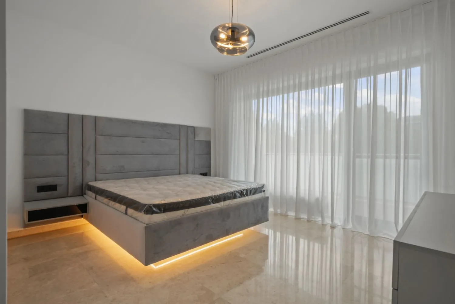 CAELIA RESIDENCE | MAMAIA | VEDERE FRONTALA LA MARE | EXCLUSIVITATE - New Place Real Estate Company va propune spre vanzare un apartament exclusivist, situat in cel mai prestigios Ansamblu Rezidential de pe litoral - Caelia, apartamentul avand dubla vedere, inclusiv vedere frontala catre plaja si catre Marea Neagra.

Apartamentul are o suprafata utila totala de 129.11 mp si o suprafata utila de 102.23 mp, suprafata desfasurata fiind impartita astfel: living cu suprafata de 34.90 mp, bucatarie inchisa cu suprafata de 5.44 mp cu o zona de depozitare / camera tehnica de 2.52 mp, 2 dormitoare matrimoniale cu suprafete de 19.69 mp, respectiv 17.16 mp, fiecare cu o baie proprie de 9.52 mp, respectiv 5.00 mp, un grup sanitar cu suprafata de 1.87 mp, un hol cu suprafata de 6.13 mp si 2 terase cu suprafete de 18.49 mp respectiv 8.39 mp.

Finisajele de top si facilitatile exclusive completeaza calitatea constructiei, oferind un confort sporit rezidentilor ansamblului:
- Acces privat la plaja privata
- Doua piscine exterioare prevazute cu zone de relaxare
- Sala de fitness
- Sauna umeda si uscata
- Serviciu de concierge, valeti si receptie 24/7.
- Serviciu de paza nonstop

Atat apartamentul cat si spatiile comune ale intregului ansamblu beneficiaza de finisaje de calitate superioara de lux fiind probabil cel mai luxos si axclusivist Ansamblu Rezidential de pe litoral.

Pentru mai multe detalii sau pentru a programa o vizionare, nu ezitati sa ne contactati.

Aceasta oferta apartine New Place Real Estate Company.