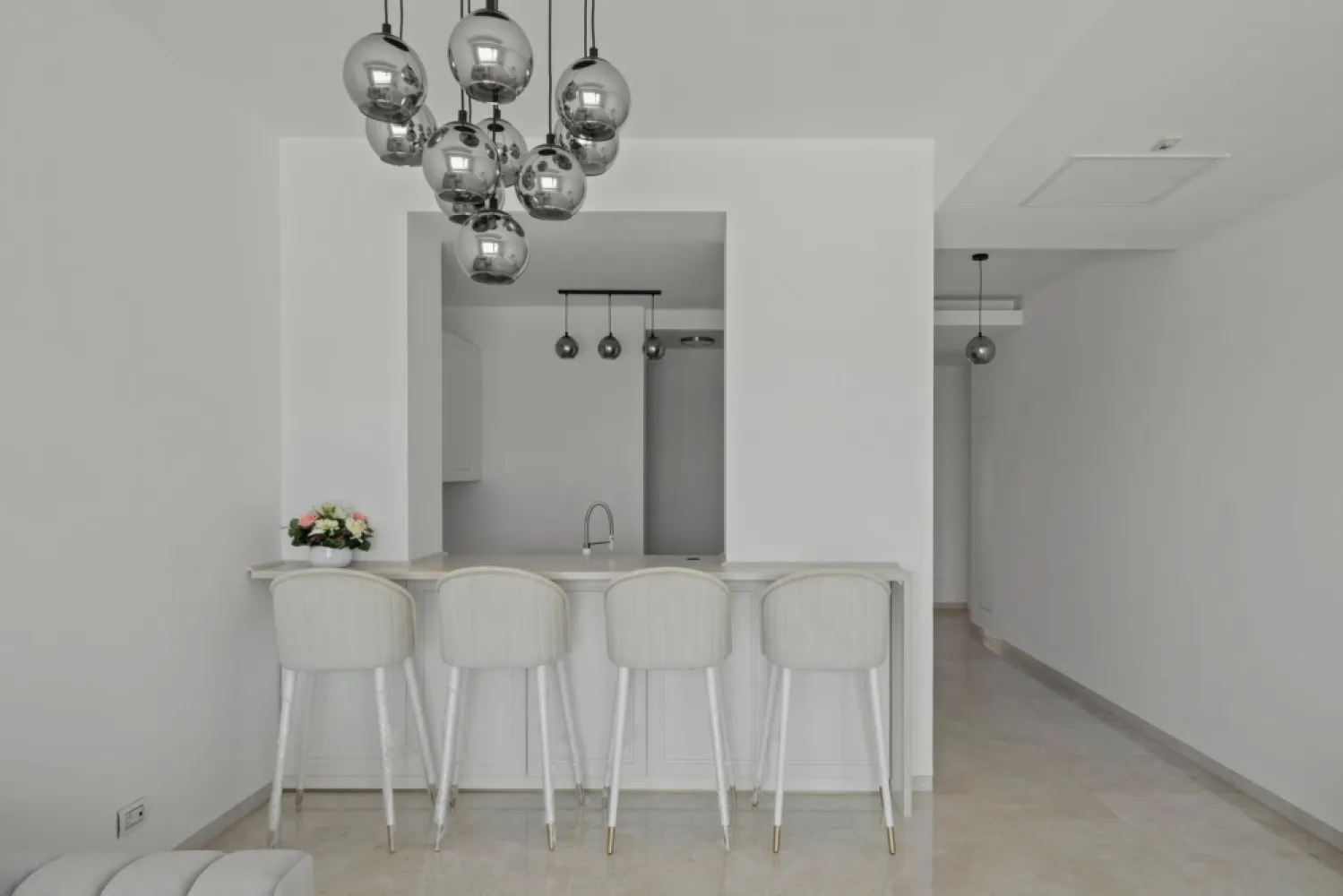 CAELIA RESIDENCE | MAMAIA | VEDERE FRONTALA LA MARE | EXCLUSIVITATE - New Place Real Estate Company va propune spre vanzare un apartament exclusivist, situat in cel mai prestigios Ansamblu Rezidential de pe litoral - Caelia, apartamentul avand dubla vedere, inclusiv vedere frontala catre plaja si catre Marea Neagra.

Apartamentul are o suprafata utila totala de 129.11 mp si o suprafata utila de 102.23 mp, suprafata desfasurata fiind impartita astfel: living cu suprafata de 34.90 mp, bucatarie inchisa cu suprafata de 5.44 mp cu o zona de depozitare / camera tehnica de 2.52 mp, 2 dormitoare matrimoniale cu suprafete de 19.69 mp, respectiv 17.16 mp, fiecare cu o baie proprie de 9.52 mp, respectiv 5.00 mp, un grup sanitar cu suprafata de 1.87 mp, un hol cu suprafata de 6.13 mp si 2 terase cu suprafete de 18.49 mp respectiv 8.39 mp.

Finisajele de top si facilitatile exclusive completeaza calitatea constructiei, oferind un confort sporit rezidentilor ansamblului:
- Acces privat la plaja privata
- Doua piscine exterioare prevazute cu zone de relaxare
- Sala de fitness
- Sauna umeda si uscata
- Serviciu de concierge, valeti si receptie 24/7.
- Serviciu de paza nonstop

Atat apartamentul cat si spatiile comune ale intregului ansamblu beneficiaza de finisaje de calitate superioara de lux fiind probabil cel mai luxos si axclusivist Ansamblu Rezidential de pe litoral.

Pentru mai multe detalii sau pentru a programa o vizionare, nu ezitati sa ne contactati.

Aceasta oferta apartine New Place Real Estate Company.