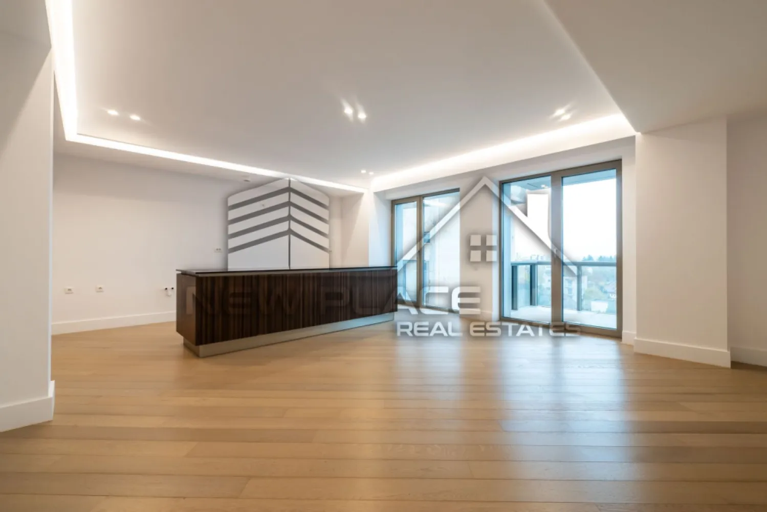 CORTINA 126 | Apt exclusivist [+21% TVA] Terasa 20 mp | ULTRA LUX - New Place Real Estate Company va propune spre vanzare un apartament exclusivist situat in Ansamblul residential CORTINA 126, un complex rezidential premium, localizat in zona de Nord a capitalei - Iancu Nicolae.

Apartamentul este situat la Etajul 7, are o suprafata utila totala de 125.90 mp, fiind compus din: living cu dinning si bucatarie open space de 44.60 mp - bucataria fiind complet partial mobilata, un dormitor matrimonial cu zona de dressing de 14.90 mp si o baie proprie de 3.80 mp, un dormitor secundar de 14.50 mp, baie de serviciu de 3.50 mp, un birou de 10.30 mp, hol de 13.50 mp si o terasa de 20.80 mp.

Separat se poate achizitiona un loc de parcare la pretul de 25,000 Eur + TVA la Subsol -1 sau 18,000 Eur + TVA la Subsol -2.

CORTINA 126 este un Ansamblu rezidential care propune un concept de locuire exclusivist caracterizat prin finisaje si dotari high-end adaptate trendurilor pietei imobiliare din marile capitale ale lumii.

Conceptul de modern living inseamna sa te bucuri cat mai mult de timpul tau liber. Iar acest lucru incepe acasa. Pentru aceasta viziune Ansamblul Cortina 126 ia in calcul fiecare parametru al unui stil de viata exclusivist, de la finisajele si dotarile high-end pana la locatie si arhitectura.

Finisaje și dotări
- Fatada ventilata cu placi ceramice Florim
- Tamplarie din aluminiu Schuco cu geam tripan
- Climatizare LG cu control individual a temperaturii
- Usi de acces cu sistem de siguranta
- Control acces cu sistem videointerfon
- Usi interioare tip Filomuro
- Parchet din lemn cu incalzire in pardoseala
- Placari ceramice Florim
- Obiecte sanitare Daniel Rubinetterie
- Incalzire centralizata cu contorizare individuala
- Parcare subterana pe 3 niveluri
- Gradini si spatii verzi

Apartamentul se vinde nemobilat.

Pentru mai multe detalii sau oferte similare, nu ezitati sa ne contactati.

Aceasta oferta apartine New Place Real Estate Company.