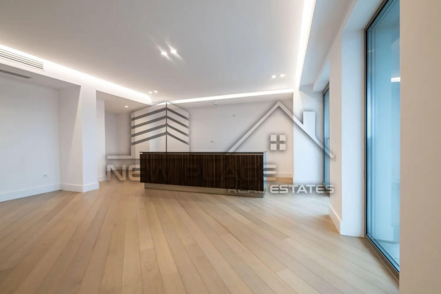 CORTINA 126 | Apt exclusivist [+21% TVA] Terasa 20 mp | ULTRA LUX - New Place Real Estate Company va propune spre vanzare un apartament exclusivist situat in Ansamblul residential CORTINA 126, un complex rezidential premium, localizat in zona de Nord a capitalei - Iancu Nicolae.

Apartamentul este situat la Etajul 7, are o suprafata utila totala de 125.90 mp, fiind compus din: living cu dinning si bucatarie open space de 44.60 mp - bucataria fiind complet partial mobilata, un dormitor matrimonial cu zona de dressing de 14.90 mp si o baie proprie de 3.80 mp, un dormitor secundar de 14.50 mp, baie de serviciu de 3.50 mp, un birou de 10.30 mp, hol de 13.50 mp si o terasa de 20.80 mp.

Separat se poate achizitiona un loc de parcare la pretul de 25,000 Eur + TVA la Subsol -1 sau 18,000 Eur + TVA la Subsol -2.

CORTINA 126 este un Ansamblu rezidential care propune un concept de locuire exclusivist caracterizat prin finisaje si dotari high-end adaptate trendurilor pietei imobiliare din marile capitale ale lumii.

Conceptul de modern living inseamna sa te bucuri cat mai mult de timpul tau liber. Iar acest lucru incepe acasa. Pentru aceasta viziune Ansamblul Cortina 126 ia in calcul fiecare parametru al unui stil de viata exclusivist, de la finisajele si dotarile high-end pana la locatie si arhitectura.

Finisaje și dotări
- Fatada ventilata cu placi ceramice Florim
- Tamplarie din aluminiu Schuco cu geam tripan
- Climatizare LG cu control individual a temperaturii
- Usi de acces cu sistem de siguranta
- Control acces cu sistem videointerfon
- Usi interioare tip Filomuro
- Parchet din lemn cu incalzire in pardoseala
- Placari ceramice Florim
- Obiecte sanitare Daniel Rubinetterie
- Incalzire centralizata cu contorizare individuala
- Parcare subterana pe 3 niveluri
- Gradini si spatii verzi

Apartamentul se vinde nemobilat.

Pentru mai multe detalii sau oferte similare, nu ezitati sa ne contactati.

Aceasta oferta apartine New Place Real Estate Company.