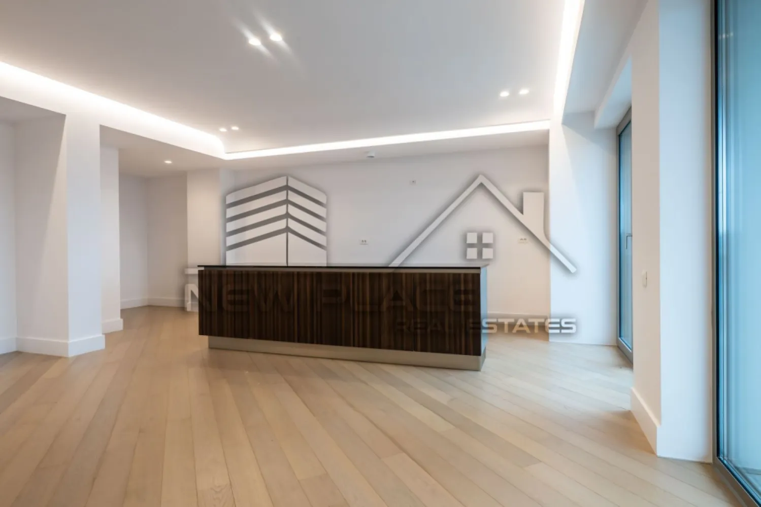 CORTINA 126 | Apt exclusivist [+21% TVA] Terasa 20 mp | ULTRA LUX - New Place Real Estate Company va propune spre vanzare un apartament exclusivist situat in Ansamblul residential CORTINA 126, un complex rezidential premium, localizat in zona de Nord a capitalei - Iancu Nicolae.

Apartamentul este situat la Etajul 7, are o suprafata utila totala de 125.90 mp, fiind compus din: living cu dinning si bucatarie open space de 44.60 mp - bucataria fiind complet partial mobilata, un dormitor matrimonial cu zona de dressing de 14.90 mp si o baie proprie de 3.80 mp, un dormitor secundar de 14.50 mp, baie de serviciu de 3.50 mp, un birou de 10.30 mp, hol de 13.50 mp si o terasa de 20.80 mp.

Separat se poate achizitiona un loc de parcare la pretul de 25,000 Eur + TVA la Subsol -1 sau 18,000 Eur + TVA la Subsol -2.

CORTINA 126 este un Ansamblu rezidential care propune un concept de locuire exclusivist caracterizat prin finisaje si dotari high-end adaptate trendurilor pietei imobiliare din marile capitale ale lumii.

Conceptul de modern living inseamna sa te bucuri cat mai mult de timpul tau liber. Iar acest lucru incepe acasa. Pentru aceasta viziune Ansamblul Cortina 126 ia in calcul fiecare parametru al unui stil de viata exclusivist, de la finisajele si dotarile high-end pana la locatie si arhitectura.

Finisaje și dotări
- Fatada ventilata cu placi ceramice Florim
- Tamplarie din aluminiu Schuco cu geam tripan
- Climatizare LG cu control individual a temperaturii
- Usi de acces cu sistem de siguranta
- Control acces cu sistem videointerfon
- Usi interioare tip Filomuro
- Parchet din lemn cu incalzire in pardoseala
- Placari ceramice Florim
- Obiecte sanitare Daniel Rubinetterie
- Incalzire centralizata cu contorizare individuala
- Parcare subterana pe 3 niveluri
- Gradini si spatii verzi

Apartamentul se vinde nemobilat.

Pentru mai multe detalii sau oferte similare, nu ezitati sa ne contactati.

Aceasta oferta apartine New Place Real Estate Company.