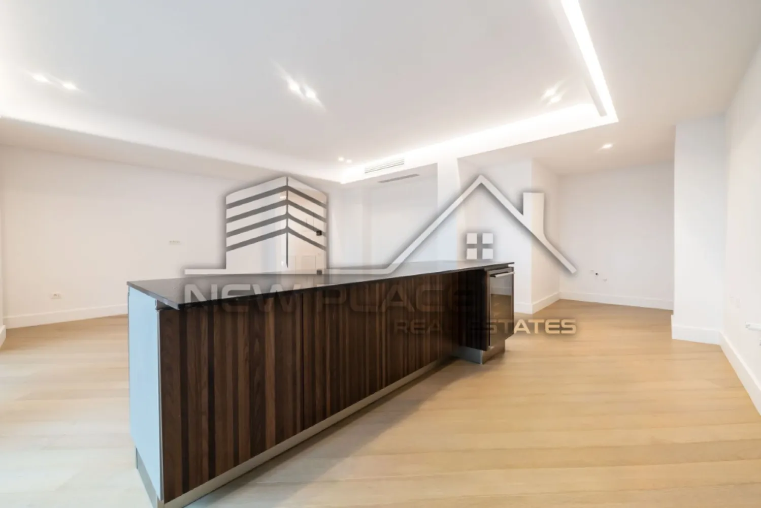 CORTINA 126 | Apt exclusivist [+21% TVA] Terasa 20 mp | ULTRA LUX - New Place Real Estate Company va propune spre vanzare un apartament exclusivist situat in Ansamblul residential CORTINA 126, un complex rezidential premium, localizat in zona de Nord a capitalei - Iancu Nicolae.

Apartamentul este situat la Etajul 7, are o suprafata utila totala de 125.90 mp, fiind compus din: living cu dinning si bucatarie open space de 44.60 mp - bucataria fiind complet partial mobilata, un dormitor matrimonial cu zona de dressing de 14.90 mp si o baie proprie de 3.80 mp, un dormitor secundar de 14.50 mp, baie de serviciu de 3.50 mp, un birou de 10.30 mp, hol de 13.50 mp si o terasa de 20.80 mp.

Separat se poate achizitiona un loc de parcare la pretul de 25,000 Eur + TVA la Subsol -1 sau 18,000 Eur + TVA la Subsol -2.

CORTINA 126 este un Ansamblu rezidential care propune un concept de locuire exclusivist caracterizat prin finisaje si dotari high-end adaptate trendurilor pietei imobiliare din marile capitale ale lumii.

Conceptul de modern living inseamna sa te bucuri cat mai mult de timpul tau liber. Iar acest lucru incepe acasa. Pentru aceasta viziune Ansamblul Cortina 126 ia in calcul fiecare parametru al unui stil de viata exclusivist, de la finisajele si dotarile high-end pana la locatie si arhitectura.

Finisaje și dotări
- Fatada ventilata cu placi ceramice Florim
- Tamplarie din aluminiu Schuco cu geam tripan
- Climatizare LG cu control individual a temperaturii
- Usi de acces cu sistem de siguranta
- Control acces cu sistem videointerfon
- Usi interioare tip Filomuro
- Parchet din lemn cu incalzire in pardoseala
- Placari ceramice Florim
- Obiecte sanitare Daniel Rubinetterie
- Incalzire centralizata cu contorizare individuala
- Parcare subterana pe 3 niveluri
- Gradini si spatii verzi

Apartamentul se vinde nemobilat.

Pentru mai multe detalii sau oferte similare, nu ezitati sa ne contactati.

Aceasta oferta apartine New Place Real Estate Company.