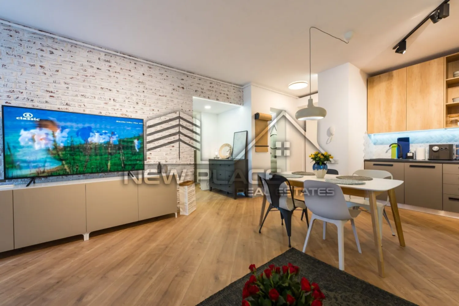 [VIDEO] 4City North | Apt exclusivist | Vedere curtea interioara | Lux - ✅Pentru o perspectiva mai buna asupra Apartamentului, va invitam sa vizionati Video-ul de prezentare✅

New Place Real Estate Company va propune spre vanzare un apartament intr-un ansamblu rezidential nou - 4City North, cu o arhitectura moderna si eleganta, cu spatii verzi si gradini private - o curte interioara splendida, extrem de generoasa si sigura, loc de joaca si de plimbare, cu finisaje de top si o calitate excelenta a constructiei.

Apartamentul este situat la Etajul 5, are o suprafata construita de 84.81 mp si o suprafata utila totala de 69.69 mp, fiind compus din: living cu bucatarie open space de 34.20 mp, 2 dormitoare cu suprafete de 11.84 mp si 11.48 mp, 2 bai cu suprafete de 4.85 mp si 2.61 mp, si un balcon de 4.91 mp.

Apartamentul dispune si de un loc de parcare disponibil in parcarea supraterana a Ansamblului, care se poate achizitiona separat la pretul de 8,000 Eur.

Ansamblul 4City va propune o evadare din aglomeratia Bucurestiului intr-un loc in care confortul si siguranta se disting, in armonie cu vibratia nebuna a capitalei.

Finisajele si dotarile sunt de cea mai buna calitate si anume:
- Centrala termica proprie;
- Unitate aer conditionat;
- Parchet laminat (grosime 8 mm) in living si dormitoare;
- Gresie si faianta premium in bai, bucatarii si holuri;
- Obiecte sanitare premium;
- Tamplarie exterioara termopan PVC;
- Lifturi silentioase premium;
- Interfon;
- Contoare individuale pentru utilitati.

Ansamblul 4City North dispune de o localizare excelenta, fiind situat in Nordul Bucurestiului - Pipera, la cativa pasi de Lacul Saulei, in inima cartierului de business, intr-o zona linistita si sigura, cu acces direct la mall, benzinarii, gym, pool, restaurant, scoli si gradinite.

Pentru mai multe detalii sau oferte similare, nu ezitati sa ne contactati.

Aceasta oferta apartine New Place Real Estate Company.