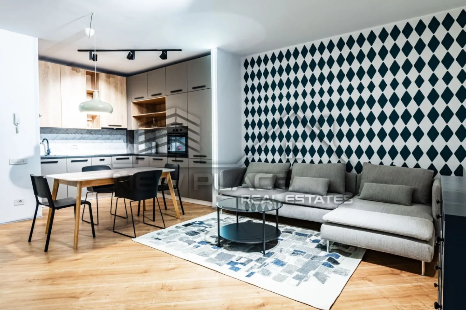 [VIDEO] 4City North | Apt exclusivist | Vedere curtea interioara | Lux - ✅Pentru o perspectiva mai buna asupra Apartamentului, va invitam sa vizionati Video-ul de prezentare✅

New Place Real Estate Company va propune spre vanzare un apartament intr-un ansamblu rezidential nou - 4City North, cu o arhitectura moderna si eleganta, cu spatii verzi si gradini private - o curte interioara splendida, extrem de generoasa si sigura, loc de joaca si de plimbare, cu finisaje de top si o calitate excelenta a constructiei.

Apartamentul este situat la Etajul 5, are o suprafata construita de 84.81 mp si o suprafata utila totala de 69.69 mp, fiind compus din: living cu bucatarie open space de 34.20 mp, 2 dormitoare cu suprafete de 11.84 mp si 11.48 mp, 2 bai cu suprafete de 4.85 mp si 2.61 mp, si un balcon de 4.91 mp.

Apartamentul dispune si de un loc de parcare disponibil in parcarea supraterana a Ansamblului, care se poate achizitiona separat la pretul de 8,000 Eur.

Ansamblul 4City va propune o evadare din aglomeratia Bucurestiului intr-un loc in care confortul si siguranta se disting, in armonie cu vibratia nebuna a capitalei.

Finisajele si dotarile sunt de cea mai buna calitate si anume:
- Centrala termica proprie;
- Unitate aer conditionat;
- Parchet laminat (grosime 8 mm) in living si dormitoare;
- Gresie si faianta premium in bai, bucatarii si holuri;
- Obiecte sanitare premium;
- Tamplarie exterioara termopan PVC;
- Lifturi silentioase premium;
- Interfon;
- Contoare individuale pentru utilitati.

Ansamblul 4City North dispune de o localizare excelenta, fiind situat in Nordul Bucurestiului - Pipera, la cativa pasi de Lacul Saulei, in inima cartierului de business, intr-o zona linistita si sigura, cu acces direct la mall, benzinarii, gym, pool, restaurant, scoli si gradinite.

Pentru mai multe detalii sau oferte similare, nu ezitati sa ne contactati.

Aceasta oferta apartine New Place Real Estate Company.