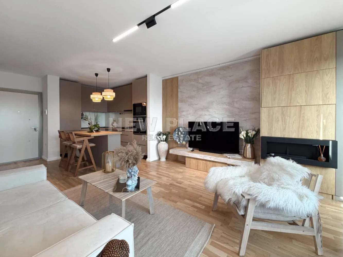 [VIDEO] Apartament exclusivist | Vedere libera | Ultra Lux - ✅Pentru o perspectiva mai buna asupra Apartamentului, va invitam sa vizionati Video-ul de prezentare✅

New Place Real Estate Company va propune spre vanzare un apartament deosebit, situat in zona Aviatiei/Floreasca, intr un bloc nou din 2021, in proximitatea unor puncte de interes, ca: parcuri, birouri, centre comerciale, scoli, gradinite, restaurante sau sali de sport.

Apartamentul este situat la etajul 4, are view liber, cu orientare spre Vest, si are o suprafata utila totala 55,96 mp, decomandat, format din: living si bucatarie open space de 28,60 mp, dormitor de 13.30 mp, baie de 4.60 mp,dressing de 4.50 mp si balcon de 4,96 mp.

Rafinamentul deosebit, designul modern, spatiul generos si confortul sunt doar cateva dintre lucrurile pe care le gasesti mereu aici. Ansamblul isi face prezenta vizibil printr-un design modern al materialelor din aluminiu si sticla laminata. Cu terase deschise, balcoane spatioase cu balustrade din geamuri securizate si ascensoare tip duplex, privelistea devine un atu al etajelor superioare.

Finisaje exterioare: material fatada cladire din aluminiu si sticla (LOW E) Saint Gobain 4 Seasons, placaj fatada din material ceramic, portelan si lemn cu cleme aparente, izolatie fatada prin termosistem, ventilata si mix, balustrada din sticla laminata si securizata, ascensoare tip duplex Schindler, compartimentari exterioare din BCA YTONG.

Finisaje interioare: centrala proprie Buderus (cu boiler incorporat), incalzire prin pardoseala, tamplarie aluminiu cu geam termopan tripan, radiatoare Vogel & Noot, parchet triplustratificat din lemn natural, faianta si gresie(Made in Italy) Porcelanosa, bucatarie deschisa, complet mobilata, compartimentari interioare prin gipscarton Rigips/Siniat, obiecte sanitare Villeroy & Boch, baterii sanitare Kludi, prize si intrerupatoare Legrand-Bticino Matix, corpuri de iluminat Pelsan/Arlight.

Pentru mai multe detalii sau oferte similare, nu ezitati sa ne contactati.

Aceasta oferta apartine New Place Real Estate Company.