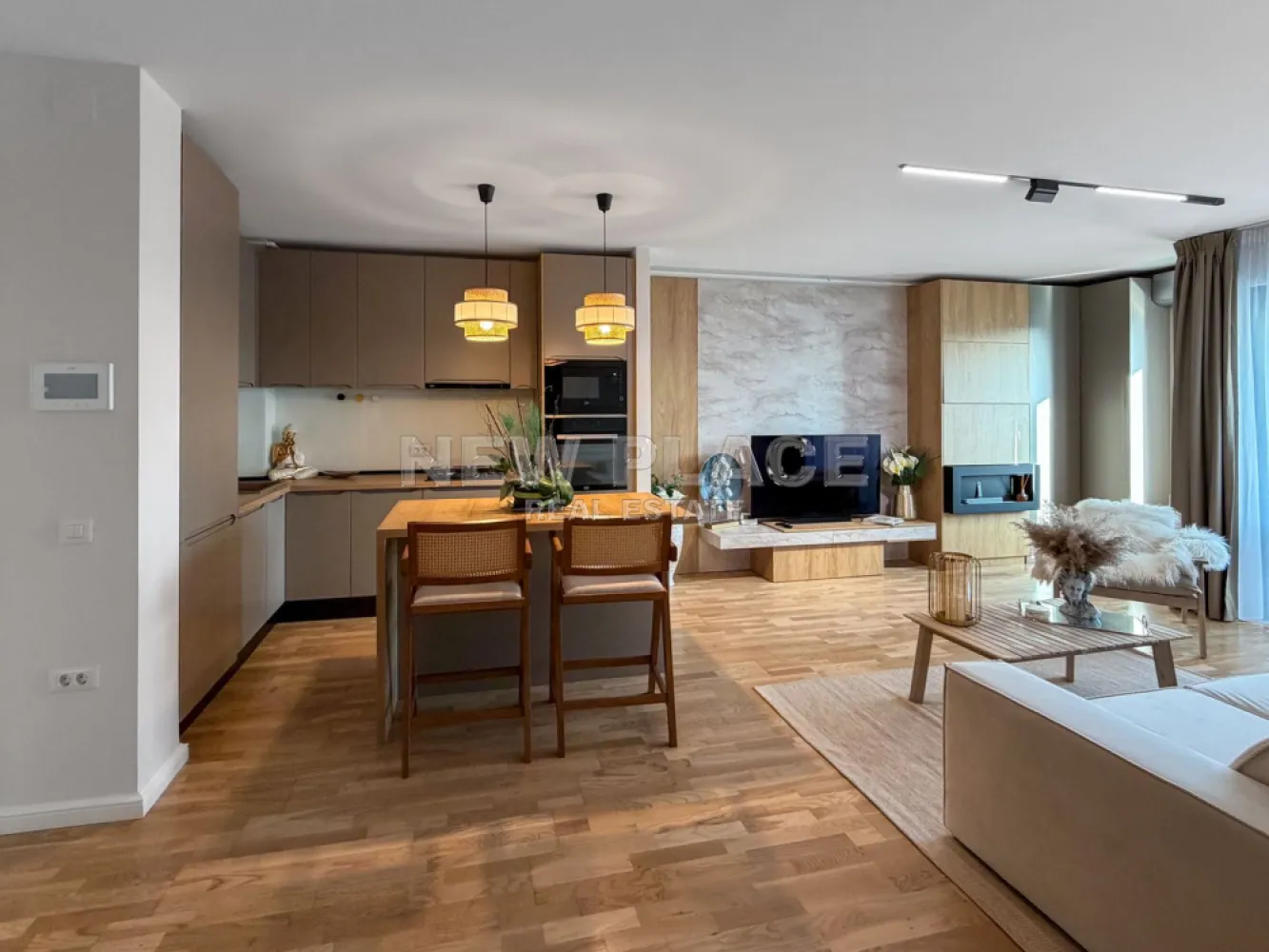 [VIDEO] Apartament exclusivist | Vedere libera | Ultra Lux - ✅Pentru o perspectiva mai buna asupra Apartamentului, va invitam sa vizionati Video-ul de prezentare✅

New Place Real Estate Company va propune spre vanzare un apartament deosebit, situat in zona Aviatiei/Floreasca, intr un bloc nou din 2021, in proximitatea unor puncte de interes, ca: parcuri, birouri, centre comerciale, scoli, gradinite, restaurante sau sali de sport.

Apartamentul este situat la etajul 4, are view liber, cu orientare spre Vest, si are o suprafata utila totala 55,96 mp, decomandat, format din: living si bucatarie open space de 28,60 mp, dormitor de 13.30 mp, baie de 4.60 mp,dressing de 4.50 mp si balcon de 4,96 mp.

Rafinamentul deosebit, designul modern, spatiul generos si confortul sunt doar cateva dintre lucrurile pe care le gasesti mereu aici. Ansamblul isi face prezenta vizibil printr-un design modern al materialelor din aluminiu si sticla laminata. Cu terase deschise, balcoane spatioase cu balustrade din geamuri securizate si ascensoare tip duplex, privelistea devine un atu al etajelor superioare.

Finisaje exterioare: material fatada cladire din aluminiu si sticla (LOW E) Saint Gobain 4 Seasons, placaj fatada din material ceramic, portelan si lemn cu cleme aparente, izolatie fatada prin termosistem, ventilata si mix, balustrada din sticla laminata si securizata, ascensoare tip duplex Schindler, compartimentari exterioare din BCA YTONG.

Finisaje interioare: centrala proprie Buderus (cu boiler incorporat), incalzire prin pardoseala, tamplarie aluminiu cu geam termopan tripan, radiatoare Vogel & Noot, parchet triplustratificat din lemn natural, faianta si gresie(Made in Italy) Porcelanosa, bucatarie deschisa, complet mobilata, compartimentari interioare prin gipscarton Rigips/Siniat, obiecte sanitare Villeroy & Boch, baterii sanitare Kludi, prize si intrerupatoare Legrand-Bticino Matix, corpuri de iluminat Pelsan/Arlight.

Pentru mai multe detalii sau oferte similare, nu ezitati sa ne contactati.

Aceasta oferta apartine New Place Real Estate Company.