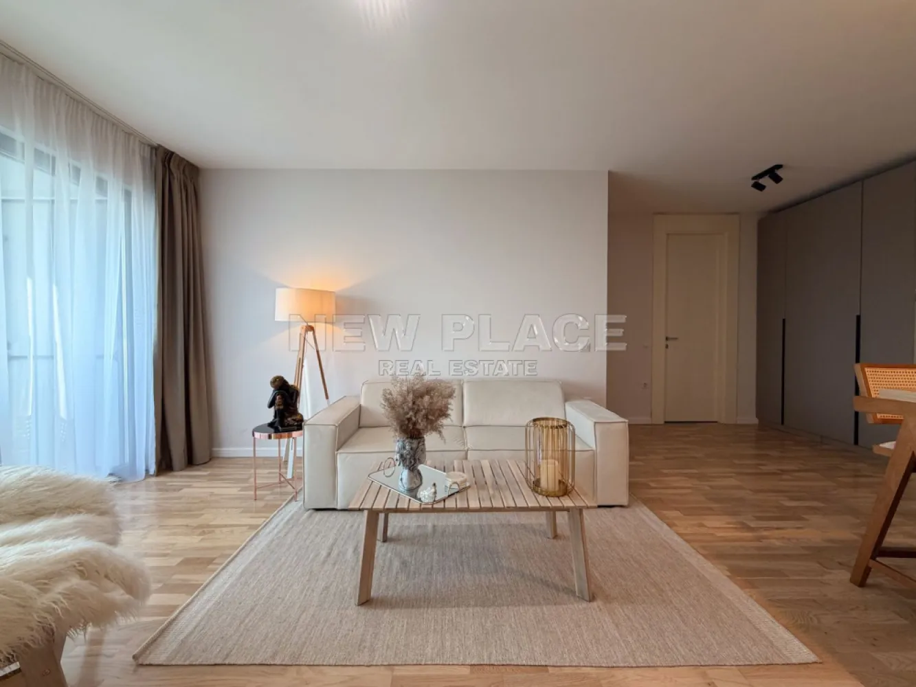 [VIDEO] Apartament exclusivist | Vedere libera | Ultra Lux - ✅Pentru o perspectiva mai buna asupra Apartamentului, va invitam sa vizionati Video-ul de prezentare✅

New Place Real Estate Company va propune spre vanzare un apartament deosebit, situat in zona Aviatiei/Floreasca, intr un bloc nou din 2021, in proximitatea unor puncte de interes, ca: parcuri, birouri, centre comerciale, scoli, gradinite, restaurante sau sali de sport.

Apartamentul este situat la etajul 4, are view liber, cu orientare spre Vest, si are o suprafata utila totala 55,96 mp, decomandat, format din: living si bucatarie open space de 28,60 mp, dormitor de 13.30 mp, baie de 4.60 mp,dressing de 4.50 mp si balcon de 4,96 mp.

Rafinamentul deosebit, designul modern, spatiul generos si confortul sunt doar cateva dintre lucrurile pe care le gasesti mereu aici. Ansamblul isi face prezenta vizibil printr-un design modern al materialelor din aluminiu si sticla laminata. Cu terase deschise, balcoane spatioase cu balustrade din geamuri securizate si ascensoare tip duplex, privelistea devine un atu al etajelor superioare.

Finisaje exterioare: material fatada cladire din aluminiu si sticla (LOW E) Saint Gobain 4 Seasons, placaj fatada din material ceramic, portelan si lemn cu cleme aparente, izolatie fatada prin termosistem, ventilata si mix, balustrada din sticla laminata si securizata, ascensoare tip duplex Schindler, compartimentari exterioare din BCA YTONG.

Finisaje interioare: centrala proprie Buderus (cu boiler incorporat), incalzire prin pardoseala, tamplarie aluminiu cu geam termopan tripan, radiatoare Vogel & Noot, parchet triplustratificat din lemn natural, faianta si gresie(Made in Italy) Porcelanosa, bucatarie deschisa, complet mobilata, compartimentari interioare prin gipscarton Rigips/Siniat, obiecte sanitare Villeroy & Boch, baterii sanitare Kludi, prize si intrerupatoare Legrand-Bticino Matix, corpuri de iluminat Pelsan/Arlight.

Pentru mai multe detalii sau oferte similare, nu ezitati sa ne contactati.

Aceasta oferta apartine New Place Real Estate Company.