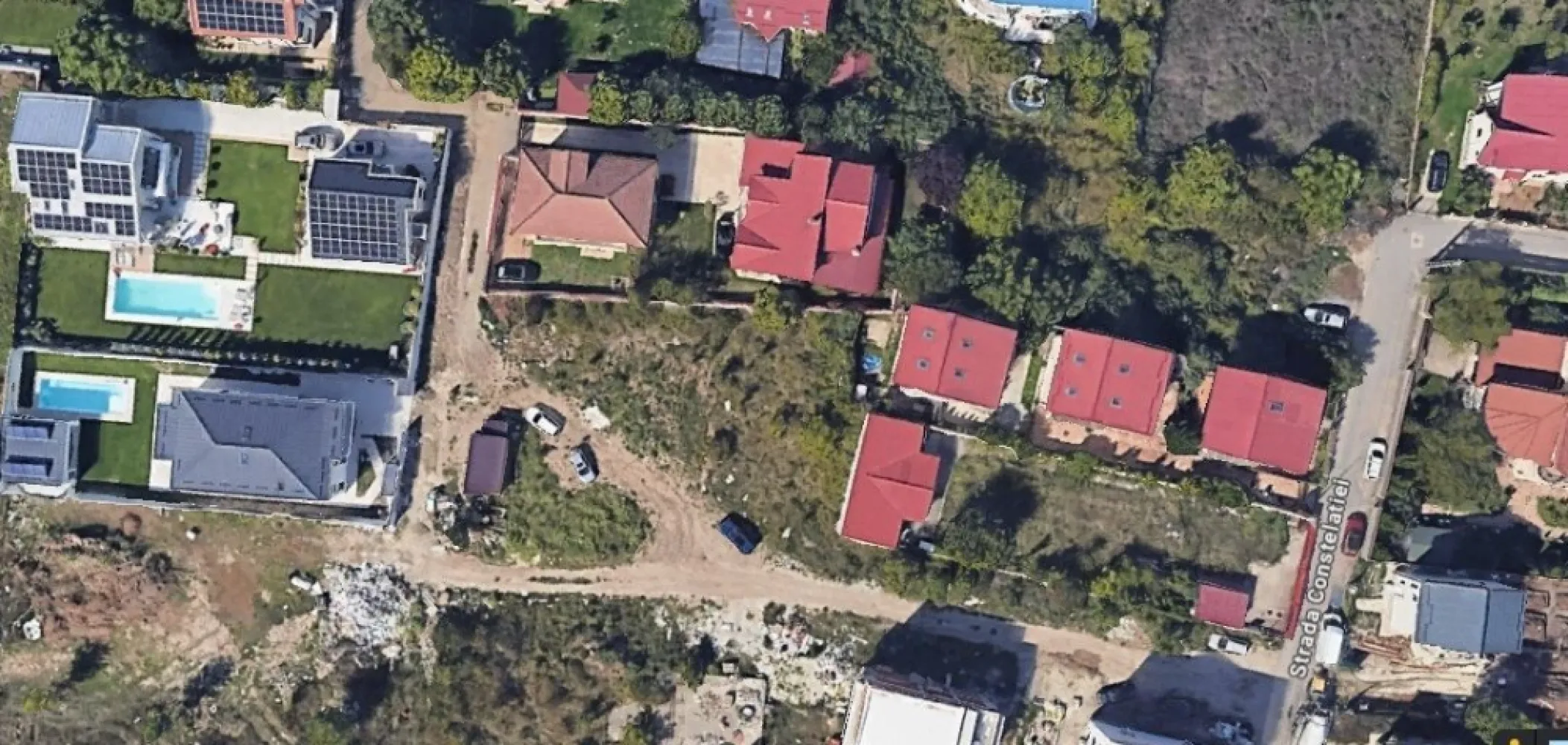 Drumul Potcoavei | Acte depuse pt autorizatie [+21% TVA] Zona vile - New Place Real Estate Company va propune spre vanzare un teren situat pe Str. Drumul Potcoavei cu o suprafata totala de 940 mp, avand o deschidere de 18,20 ml si o adancime de 46,08 ml. Suprafata neta este de 835 mp, iar drumul de servitute are o suprafata de 105 mp

Conform Certificatului de Urbanism avem:
- Categoria de folosinta: intravilan construibil
- Functionarea zonei: UTR L1 - subzona locuintelor individuale si colective mici
- Indicatori urbanistici: POT max = 40%, CUT maxim pentru inaltimi P+2E = 0,9 mp ADC/mp teren, CUT maxim pentru inaltimi P+2E = 1,3 mp ADC/mp teren
- Regimul de inaltime: Inaltimea maxima a cladirilor masurata la cornisa corespunzatoare unui regim de inaltime P+2E este de 10 metri.

Pentru mai multe detalii sau oferte similare, nu ezitati sa ne contactati.

Aceasta oferta apartine New Place Real Estate Company.