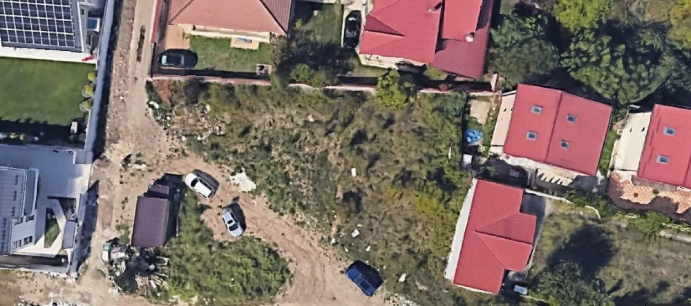 Drumul Potcoavei | Acte depuse pt autorizatie [+21% TVA] Zona vile - New Place Real Estate Company va propune spre vanzare un teren situat pe Str. Drumul Potcoavei cu o suprafata totala de 940 mp, avand o deschidere de 18,20 ml si o adancime de 46,08 ml. Suprafata neta este de 835 mp, iar drumul de servitute are o suprafata de 105 mp

Conform Certificatului de Urbanism avem:
- Categoria de folosinta: intravilan construibil
- Functionarea zonei: UTR L1 - subzona locuintelor individuale si colective mici
- Indicatori urbanistici: POT max = 40%, CUT maxim pentru inaltimi P+2E = 0,9 mp ADC/mp teren, CUT maxim pentru inaltimi P+2E = 1,3 mp ADC/mp teren
- Regimul de inaltime: Inaltimea maxima a cladirilor masurata la cornisa corespunzatoare unui regim de inaltime P+2E este de 10 metri.

Pentru mai multe detalii sau oferte similare, nu ezitati sa ne contactati.

Aceasta oferta apartine New Place Real Estate Company.