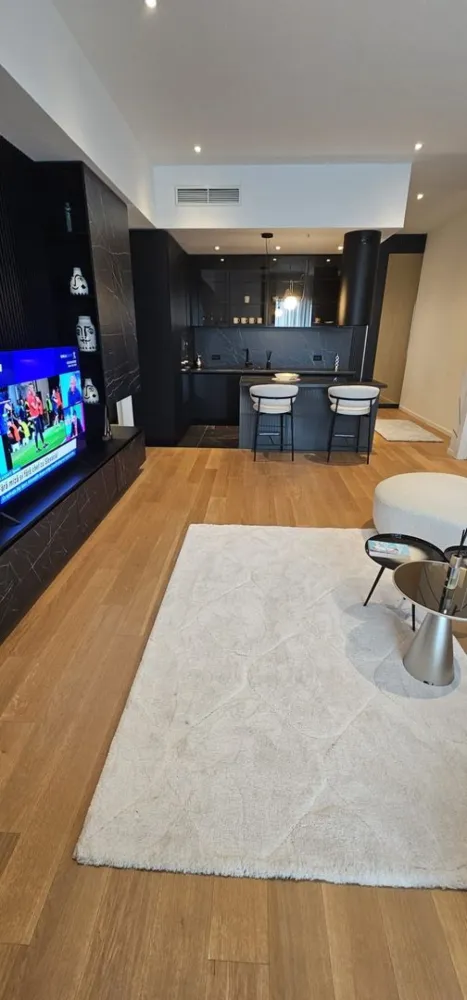 One Verdi Park | Apt exclusivist [+21% TVA] View liber | Lux - New Place Real Estate Company va propune spre vanzare un apartament deosebit, situat intr-un imobil rezidential din zona Floreasca - One Verdi Park.

Apartamentul este situat la Etajul 7, are o suprafata utila totala de 100.50 mp si este compus din: living de 27.30 mp, bucatarie open space de 6.50 mp, un dormitor matrimonial de 18.20 mp, cu o baie proprie de 7.80 mp, un dormitor secundar de 12.20 mp, o baie de serviciu de 4.60 mp, un hol de 5,50 mp si balcon de 6.90 mp.

Separat se poate achizitiona si un loc de parcare disponibil in parcarea subterana a Ansamblului la pretul de 25,000 Eur + TVA.

Amplasat in partea de Nord a Bucurestiului, la doar cativa pasi distanta fata de parcul cu acelasi nume, One Verdi Park este format din doua dintre cele mai inalte turnuri rezidentiale din Bucuresti, ce au o vedere panoramica atat asupra Lacului Tei, cat si asupra Lacului Floreasca.

Atat apartamentul cat si spatiile comune ale intregului imobil beneficiaza de finisaje de calitate superioara de lux.

Pentru mai multe detalii, nu ezitati sa ne contactati.

Aceasta oferta apartine New Place Real Estate Company.