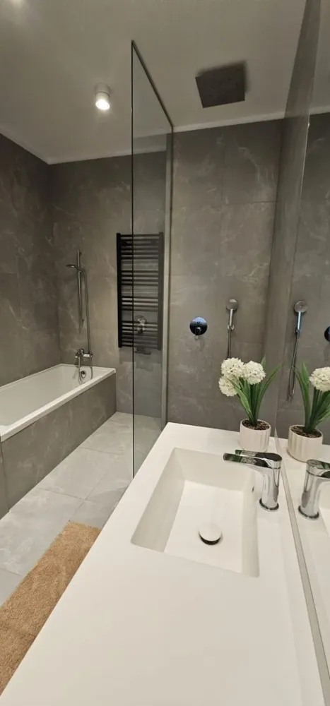 One Verdi Park | Apt exclusivist [+21% TVA] View liber | Lux - New Place Real Estate Company va propune spre vanzare un apartament deosebit, situat intr-un imobil rezidential din zona Floreasca - One Verdi Park.

Apartamentul este situat la Etajul 7, are o suprafata utila totala de 100.50 mp si este compus din: living de 27.30 mp, bucatarie open space de 6.50 mp, un dormitor matrimonial de 18.20 mp, cu o baie proprie de 7.80 mp, un dormitor secundar de 12.20 mp, o baie de serviciu de 4.60 mp, un hol de 5,50 mp si balcon de 6.90 mp.

Separat se poate achizitiona si un loc de parcare disponibil in parcarea subterana a Ansamblului la pretul de 25,000 Eur + TVA.

Amplasat in partea de Nord a Bucurestiului, la doar cativa pasi distanta fata de parcul cu acelasi nume, One Verdi Park este format din doua dintre cele mai inalte turnuri rezidentiale din Bucuresti, ce au o vedere panoramica atat asupra Lacului Tei, cat si asupra Lacului Floreasca.

Atat apartamentul cat si spatiile comune ale intregului imobil beneficiaza de finisaje de calitate superioara de lux.

Pentru mai multe detalii, nu ezitati sa ne contactati.

Aceasta oferta apartine New Place Real Estate Company.