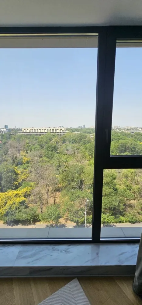 One Verdi Park | Apt exclusivist [+21% TVA] View liber | Lux - New Place Real Estate Company va propune spre vanzare un apartament deosebit, situat intr-un imobil rezidential din zona Floreasca - One Verdi Park.

Apartamentul este situat la Etajul 7, are o suprafata utila totala de 100.50 mp si este compus din: living de 27.30 mp, bucatarie open space de 6.50 mp, un dormitor matrimonial de 18.20 mp, cu o baie proprie de 7.80 mp, un dormitor secundar de 12.20 mp, o baie de serviciu de 4.60 mp, un hol de 5,50 mp si balcon de 6.90 mp.

Separat se poate achizitiona si un loc de parcare disponibil in parcarea subterana a Ansamblului la pretul de 25,000 Eur + TVA.

Amplasat in partea de Nord a Bucurestiului, la doar cativa pasi distanta fata de parcul cu acelasi nume, One Verdi Park este format din doua dintre cele mai inalte turnuri rezidentiale din Bucuresti, ce au o vedere panoramica atat asupra Lacului Tei, cat si asupra Lacului Floreasca.

Atat apartamentul cat si spatiile comune ale intregului imobil beneficiaza de finisaje de calitate superioara de lux.

Pentru mai multe detalii, nu ezitati sa ne contactati.

Aceasta oferta apartine New Place Real Estate Company.
