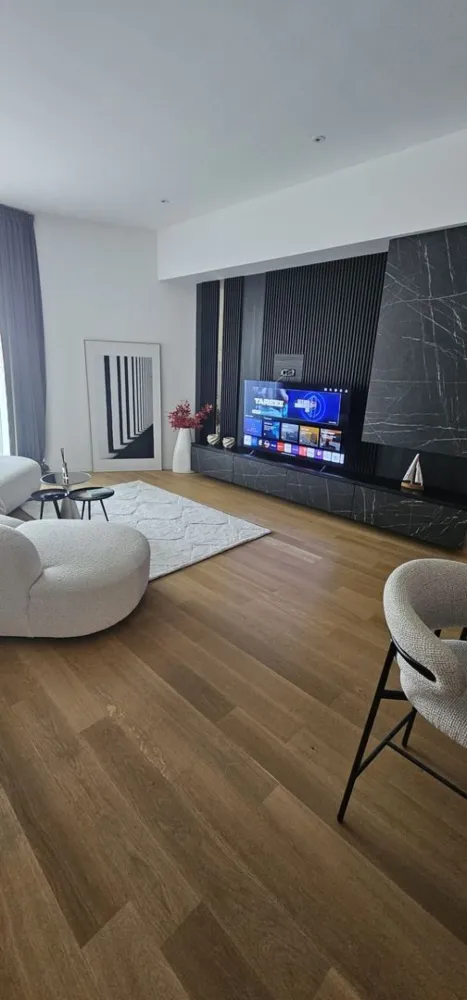 One Verdi Park | Apt exclusivist [+21% TVA] View liber | Lux - New Place Real Estate Company va propune spre vanzare un apartament deosebit, situat intr-un imobil rezidential din zona Floreasca - One Verdi Park.

Apartamentul este situat la Etajul 7, are o suprafata utila totala de 100.50 mp si este compus din: living de 27.30 mp, bucatarie open space de 6.50 mp, un dormitor matrimonial de 18.20 mp, cu o baie proprie de 7.80 mp, un dormitor secundar de 12.20 mp, o baie de serviciu de 4.60 mp, un hol de 5,50 mp si balcon de 6.90 mp.

Separat se poate achizitiona si un loc de parcare disponibil in parcarea subterana a Ansamblului la pretul de 25,000 Eur + TVA.

Amplasat in partea de Nord a Bucurestiului, la doar cativa pasi distanta fata de parcul cu acelasi nume, One Verdi Park este format din doua dintre cele mai inalte turnuri rezidentiale din Bucuresti, ce au o vedere panoramica atat asupra Lacului Tei, cat si asupra Lacului Floreasca.

Atat apartamentul cat si spatiile comune ale intregului imobil beneficiaza de finisaje de calitate superioara de lux.

Pentru mai multe detalii, nu ezitati sa ne contactati.

Aceasta oferta apartine New Place Real Estate Company.