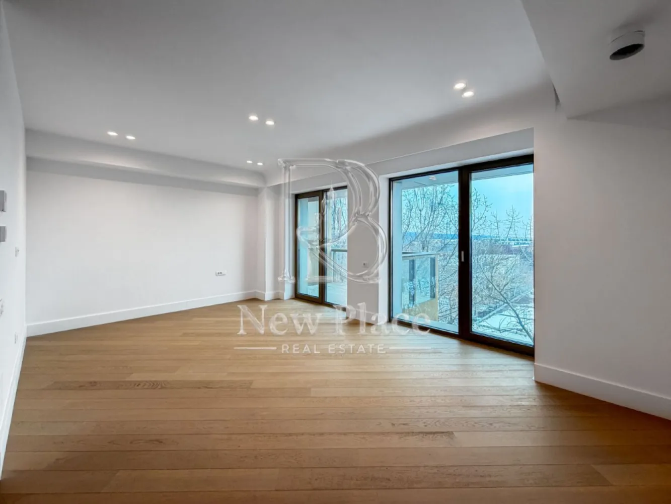 [VIDEO] CORTINA 126 | View liber | 2,900 Eur/Mpc [+21% TVA] ULTRA LUX - ✅Pentru o perspectiva mai buna asupra Studioului, va invitam sa vizionati Video-ul de prezentare✅

New Place Real Estate Company va propune spre vanzare un studio deosebit situat in Ansamblul residential CORTINA 126, un complex rezidential premium, localizat in zona de Nord a capitalei - Iancu Nicolae.

Studioul este situat la Etajul 5, are o suprafata utila totala de 44.7 mp, fiind compus din: living cu bucatarie open space cu o suprafata de 33.6 mp, baie cu o suprafata de 4.8 mp si un balcon cu o suprafata de 6.3 mp.

CORTINA 126 este un Ansamblu rezidential care propune un concept de locuire exclusivist caracterizat prin finisaje si dotari high-end adaptate trendurilor pietei imobiliare din marile capitale ale lumii.

Conceptul de modern living inseamna sa te bucuri cat mai mult de timpul tau liber. Iar acest lucru incepe acasa. Pentru aceasta viziune Ansamblul Cortina 126 ia in calcul fiecare parametru al unui stil de viata exclusivist, de la finisajele si dotarile high-end pana la locatie si arhitectura.

Finisaje și dotări
- Fatada ventilata cu placi ceramice Florim
- Tamplarie din aluminiu Schuco cu geam tripan
- Climatizare LG cu control individual a temperaturii
- Usi de acces cu sistem de siguranta
- Control acces cu sistem videointerfon
- Usi interioare tip Filomuro
- Parchet din lemn cu incalzire in pardoseala
- Placari ceramice Florim
- Obiecte sanitare Daniel Rubinetterie
- Incalzire centralizata cu contorizare individuala
- Parcare subterana pe 3 niveluri
- Gradini si spatii verzi

Pentru mai multe detalii sau oferte similare, nu ezitati sa ne contactati.

Aceasta oferta apartine New Place Real Estate Company.