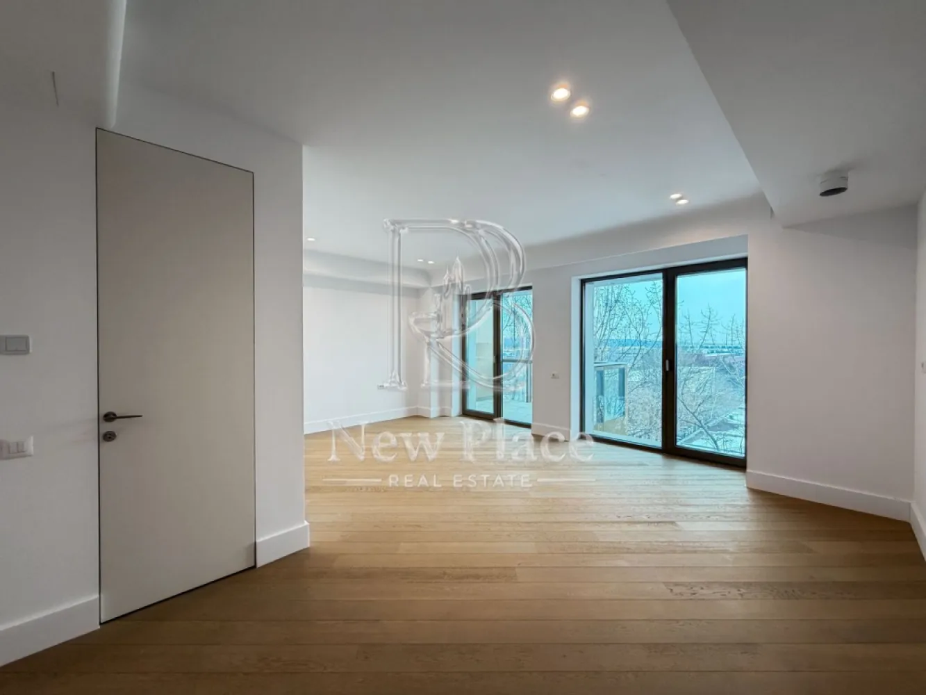 [VIDEO] CORTINA 126 | View liber | 2,900 Eur/Mpc [+21% TVA] ULTRA LUX - ✅Pentru o perspectiva mai buna asupra Studioului, va invitam sa vizionati Video-ul de prezentare✅

New Place Real Estate Company va propune spre vanzare un studio deosebit situat in Ansamblul residential CORTINA 126, un complex rezidential premium, localizat in zona de Nord a capitalei - Iancu Nicolae.

Studioul este situat la Etajul 5, are o suprafata utila totala de 44.7 mp, fiind compus din: living cu bucatarie open space cu o suprafata de 33.6 mp, baie cu o suprafata de 4.8 mp si un balcon cu o suprafata de 6.3 mp.

CORTINA 126 este un Ansamblu rezidential care propune un concept de locuire exclusivist caracterizat prin finisaje si dotari high-end adaptate trendurilor pietei imobiliare din marile capitale ale lumii.

Conceptul de modern living inseamna sa te bucuri cat mai mult de timpul tau liber. Iar acest lucru incepe acasa. Pentru aceasta viziune Ansamblul Cortina 126 ia in calcul fiecare parametru al unui stil de viata exclusivist, de la finisajele si dotarile high-end pana la locatie si arhitectura.

Finisaje și dotări
- Fatada ventilata cu placi ceramice Florim
- Tamplarie din aluminiu Schuco cu geam tripan
- Climatizare LG cu control individual a temperaturii
- Usi de acces cu sistem de siguranta
- Control acces cu sistem videointerfon
- Usi interioare tip Filomuro
- Parchet din lemn cu incalzire in pardoseala
- Placari ceramice Florim
- Obiecte sanitare Daniel Rubinetterie
- Incalzire centralizata cu contorizare individuala
- Parcare subterana pe 3 niveluri
- Gradini si spatii verzi

Pentru mai multe detalii sau oferte similare, nu ezitati sa ne contactati.

Aceasta oferta apartine New Place Real Estate Company.