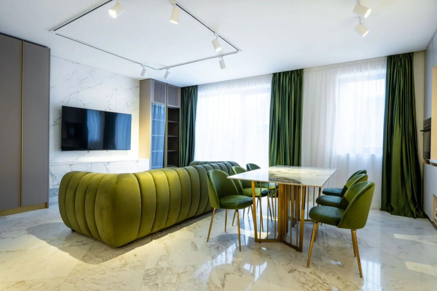 [VIDEO] EROU IANCU NICOLAE | Prima inchiriere | Terasa 44 mp | EXCLUSIVITATE - ✅Pentru o perspectiva mai buna asupra Apartamentului, va invitam sa vizionati Video-ul de prezentare✅

New Place Real Estate Company va propune spre inchiriere un apartament spatios si inteligent compartimentat, situat intr un Ansamblu Rezidential din zona de nord a Capitalei, intr-o oaza de liniste, cu aer curat si acces facil catre toate punctele de interes. Situat in zona Erou Iancu Nicolae, Ansamblul este plin de rafinament fiind locul ideal in care vei beneficia de intimitatea necesara de fiecare data cand pasesti acasa si unde vei gasi o comunitate formata din locatari care impartasesc aceleasi valori cu tine.

Ansamblul are o arhitectura moderna, este format din cladiri cu regim de inaltime mica (P+2+3R+4R), fiind este construit pe un lot de 8,000 mp de teren, amprenta constructiei avand doar 3,000 mp, parcarile fiind prevazute doar la subteran, avand curti interioare cu spatii verzi generoase care includ o piscina si loc de joaca pentru copii.

Apartamentul are o suprafata utila totala de 81.90 mp, suprafata desfasurata fiind impartita astfel: living si bucatarie open space cu suprafata de 35.90 mp, dormitor matrimonial cu suprafata de 19.90 mp, cu o baie proprie cu suprafata de 4.10 mp, dormitor secundar cu suprafata de 14.00 mp, baie de serviciu cu suprafata de 4.20 mp, un hol cu suprafata de 3.80 mp si terasa cu suprafata de 44.00 mp.

Apartamentul dispune de 2 locuri de parcare situate la subteranul imobilului.

Finisajele de top si facilitatile exclusive completeaza calitatea constructiei, oferind un confort sporit rezidentilor ansamblului:
- Piscina exterioara
- Loc de joaca pentru copii
- Spatii pietonale largi si pline de verdeata
- Centrala de imobil
- Video interfon
- Locatie ideala
- Branduri de top atat pentru finisaje cat si ppentru materialele de constructie

Pentru mai multe detalii sau pentru a programa o vizionare, nu ezitati sa ne contactati.

Aceasta oferta apartine New Place Real Estate Company.
