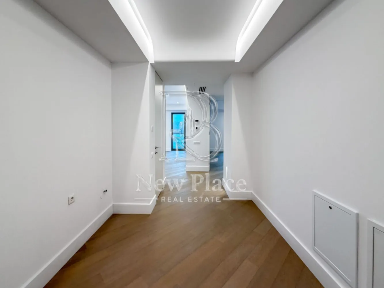 [VIDEO] CORTINA 126 | Terasa 24 mp [+21% TVA] View liber | LUX - ✅Pentru o perspectiva mai buna asupra Apartamentului, va invitam sa vizionati Video-ul de prezentare✅

New Place Real Estate Company va propune spre vanzare un apartament exclusivist situat in Ansamblul residential CORTINA 126, un complex rezidential premium, localizat in zona de Nord a capitalei - Iancu Nicolae.

Apartamentul este situat la Etajul 5, are o suprafata utila totala de 103.01 mp, fiind compus din: living cu dinning si bucatarie open space de 29.80 mp, un dormitor matrimonial de 17.80 mp si o baie proprie de 3.70 mp, un dormitor secundar de 13.40 mp, baie de serviciu de 6.00 mp, hol de 8.60 mp si o terasa de 23.80 mp.

CORTINA 126 este un Ansamblu rezidential care propune un concept de locuire exclusivist caracterizat prin finisaje si dotari high-end adaptate trendurilor pietei imobiliare din marile capitale ale lumii.

Conceptul de modern living inseamna sa te bucuri cat mai mult de timpul tau liber. Iar acest lucru incepe acasa. Pentru aceasta viziune Ansamblul Cortina 126 ia in calcul fiecare parametru al unui stil de viata exclusivist, de la finisajele si dotarile high-end pana la locatie si arhitectura.

Finisaje și dotări
- Fatada ventilata cu placi ceramice Florim
- Tamplarie din aluminiu Schuco cu geam tripan
- Climatizare LG cu control individual a temperaturii
- Usi de acces cu sistem de siguranta
- Control acces cu sistem videointerfon
- Usi interioare tip Filomuro
- Parchet din lemn cu incalzire in pardoseala
- Placari ceramice Florim
- Obiecte sanitare Daniel Rubinetterie
- Incalzire centralizata cu contorizare individuala
- Parcare subterana pe 3 niveluri
- Gradini si spatii verzi

Apartamentul se vinde nemobilat.

Pentru mai multe detalii sau oferte similare, nu ezitati sa ne contactati.

Aceasta oferta apartine New Place Real Estate Company.