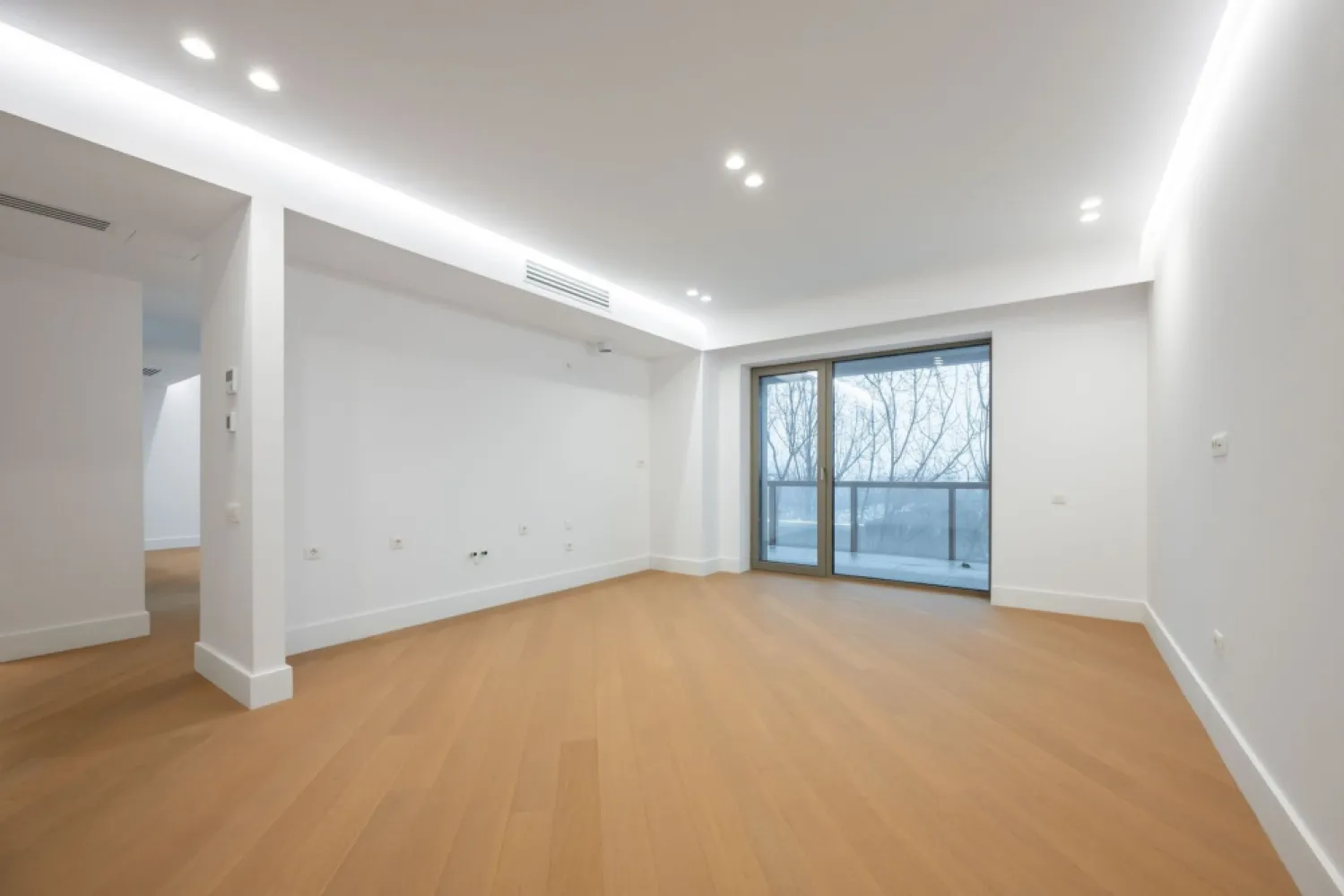 CORTINA 126 | Vedere libera | 2,900 Eur/mpc [+21% TVA] ULTRALUX - New Place Real Estate Company va propune spre vanzare un apartament exclusivist situat in Ansamblul residential CORTINA 126, un complex rezidential premium, localizat in zona de Nord a capitalei - Iancu Nicolae.

Apartamentul este situat la Etajul 5, are o suprafata utila totala de 79.0 mp, fiind compus din: living cu dinning si bucatarie open space de 28.00 mp, un dormitor matrimonial de 14.60 mp si o baie proprie de 3.90 mp, un dormitor secundar/birou de 10.10 mp, baie de serviciu de 3.60 mp, hol de 4.00 mp si o terasa de 14.60 mp.

CORTINA 126 este un Ansamblu rezidential care propune un concept de locuire exclusivist caracterizat prin finisaje si dotari high-end adaptate trendurilor pietei imobiliare din marile capitale ale lumii.

Conceptul de modern living inseamna sa te bucuri cat mai mult de timpul tau liber. Iar acest lucru incepe acasa. Pentru aceasta viziune Ansamblul Cortina 126 ia in calcul fiecare parametru al unui stil de viata exclusivist, de la finisajele si dotarile high-end pana la locatie si arhitectura.

Finisaje și dotări
- Fatada ventilata cu placi ceramice Florim
- Tamplarie din aluminiu Schuco cu geam tripan
- Climatizare LG cu control individual a temperaturii
- Usi de acces cu sistem de siguranta
- Control acces cu sistem videointerfon
- Usi interioare tip Filomuro
- Parchet din lemn cu incalzire in pardoseala
- Placari ceramice Florim
- Obiecte sanitare Daniel Rubinetterie
- Incalzire centralizata cu contorizare individuala
- Parcare subterana pe 3 niveluri
- Gradini si spatii verzi

Apartamentul se vinde nemobilat.

Pentru mai multe detalii sau oferte similare, nu ezitati sa ne contactati.

Aceasta oferta apartine New Place Real Estate Company.