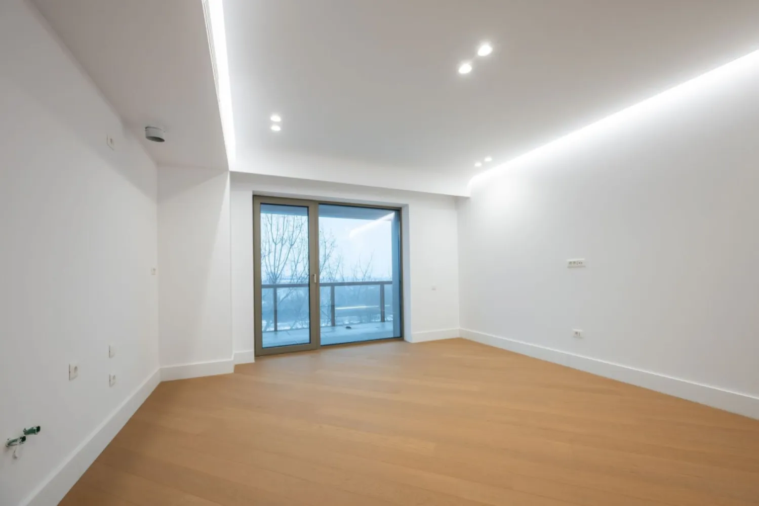 CORTINA 126 | Vedere libera | 2,900 Eur/mpc [+21% TVA] ULTRALUX - New Place Real Estate Company va propune spre vanzare un apartament exclusivist situat in Ansamblul residential CORTINA 126, un complex rezidential premium, localizat in zona de Nord a capitalei - Iancu Nicolae.

Apartamentul este situat la Etajul 5, are o suprafata utila totala de 79.0 mp, fiind compus din: living cu dinning si bucatarie open space de 28.00 mp, un dormitor matrimonial de 14.60 mp si o baie proprie de 3.90 mp, un dormitor secundar/birou de 10.10 mp, baie de serviciu de 3.60 mp, hol de 4.00 mp si o terasa de 14.60 mp.

CORTINA 126 este un Ansamblu rezidential care propune un concept de locuire exclusivist caracterizat prin finisaje si dotari high-end adaptate trendurilor pietei imobiliare din marile capitale ale lumii.

Conceptul de modern living inseamna sa te bucuri cat mai mult de timpul tau liber. Iar acest lucru incepe acasa. Pentru aceasta viziune Ansamblul Cortina 126 ia in calcul fiecare parametru al unui stil de viata exclusivist, de la finisajele si dotarile high-end pana la locatie si arhitectura.

Finisaje și dotări
- Fatada ventilata cu placi ceramice Florim
- Tamplarie din aluminiu Schuco cu geam tripan
- Climatizare LG cu control individual a temperaturii
- Usi de acces cu sistem de siguranta
- Control acces cu sistem videointerfon
- Usi interioare tip Filomuro
- Parchet din lemn cu incalzire in pardoseala
- Placari ceramice Florim
- Obiecte sanitare Daniel Rubinetterie
- Incalzire centralizata cu contorizare individuala
- Parcare subterana pe 3 niveluri
- Gradini si spatii verzi

Apartamentul se vinde nemobilat.

Pentru mai multe detalii sau oferte similare, nu ezitati sa ne contactati.

Aceasta oferta apartine New Place Real Estate Company.