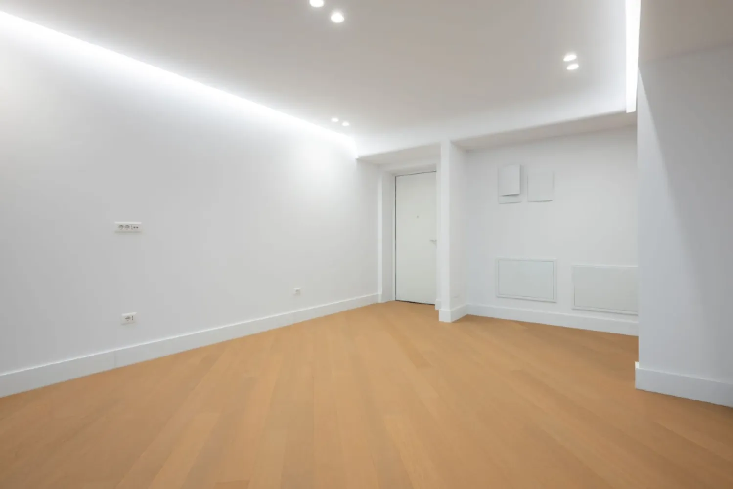 CORTINA 126 | Vedere libera | 2,900 Eur/mpc [+21% TVA] ULTRALUX - New Place Real Estate Company va propune spre vanzare un apartament exclusivist situat in Ansamblul residential CORTINA 126, un complex rezidential premium, localizat in zona de Nord a capitalei - Iancu Nicolae.

Apartamentul este situat la Etajul 5, are o suprafata utila totala de 79.0 mp, fiind compus din: living cu dinning si bucatarie open space de 28.00 mp, un dormitor matrimonial de 14.60 mp si o baie proprie de 3.90 mp, un dormitor secundar/birou de 10.10 mp, baie de serviciu de 3.60 mp, hol de 4.00 mp si o terasa de 14.60 mp.

CORTINA 126 este un Ansamblu rezidential care propune un concept de locuire exclusivist caracterizat prin finisaje si dotari high-end adaptate trendurilor pietei imobiliare din marile capitale ale lumii.

Conceptul de modern living inseamna sa te bucuri cat mai mult de timpul tau liber. Iar acest lucru incepe acasa. Pentru aceasta viziune Ansamblul Cortina 126 ia in calcul fiecare parametru al unui stil de viata exclusivist, de la finisajele si dotarile high-end pana la locatie si arhitectura.

Finisaje și dotări
- Fatada ventilata cu placi ceramice Florim
- Tamplarie din aluminiu Schuco cu geam tripan
- Climatizare LG cu control individual a temperaturii
- Usi de acces cu sistem de siguranta
- Control acces cu sistem videointerfon
- Usi interioare tip Filomuro
- Parchet din lemn cu incalzire in pardoseala
- Placari ceramice Florim
- Obiecte sanitare Daniel Rubinetterie
- Incalzire centralizata cu contorizare individuala
- Parcare subterana pe 3 niveluri
- Gradini si spatii verzi

Apartamentul se vinde nemobilat.

Pentru mai multe detalii sau oferte similare, nu ezitati sa ne contactati.

Aceasta oferta apartine New Place Real Estate Company.