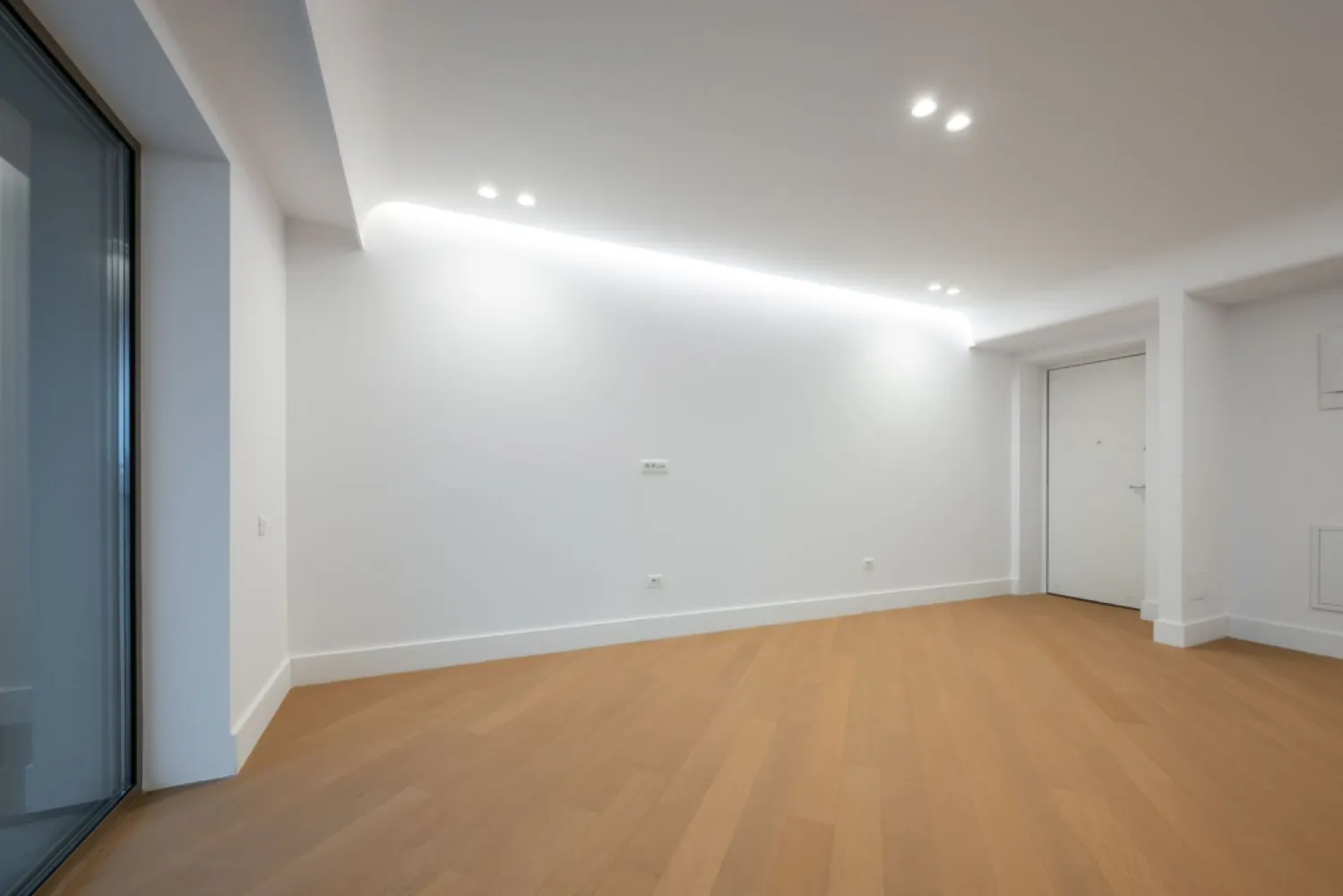 CORTINA 126 | Vedere libera | 2,900 Eur/mpc [+21% TVA] ULTRALUX - New Place Real Estate Company va propune spre vanzare un apartament exclusivist situat in Ansamblul residential CORTINA 126, un complex rezidential premium, localizat in zona de Nord a capitalei - Iancu Nicolae.

Apartamentul este situat la Etajul 5, are o suprafata utila totala de 79.0 mp, fiind compus din: living cu dinning si bucatarie open space de 28.00 mp, un dormitor matrimonial de 14.60 mp si o baie proprie de 3.90 mp, un dormitor secundar/birou de 10.10 mp, baie de serviciu de 3.60 mp, hol de 4.00 mp si o terasa de 14.60 mp.

CORTINA 126 este un Ansamblu rezidential care propune un concept de locuire exclusivist caracterizat prin finisaje si dotari high-end adaptate trendurilor pietei imobiliare din marile capitale ale lumii.

Conceptul de modern living inseamna sa te bucuri cat mai mult de timpul tau liber. Iar acest lucru incepe acasa. Pentru aceasta viziune Ansamblul Cortina 126 ia in calcul fiecare parametru al unui stil de viata exclusivist, de la finisajele si dotarile high-end pana la locatie si arhitectura.

Finisaje și dotări
- Fatada ventilata cu placi ceramice Florim
- Tamplarie din aluminiu Schuco cu geam tripan
- Climatizare LG cu control individual a temperaturii
- Usi de acces cu sistem de siguranta
- Control acces cu sistem videointerfon
- Usi interioare tip Filomuro
- Parchet din lemn cu incalzire in pardoseala
- Placari ceramice Florim
- Obiecte sanitare Daniel Rubinetterie
- Incalzire centralizata cu contorizare individuala
- Parcare subterana pe 3 niveluri
- Gradini si spatii verzi

Apartamentul se vinde nemobilat.

Pentru mai multe detalii sau oferte similare, nu ezitati sa ne contactati.

Aceasta oferta apartine New Place Real Estate Company.