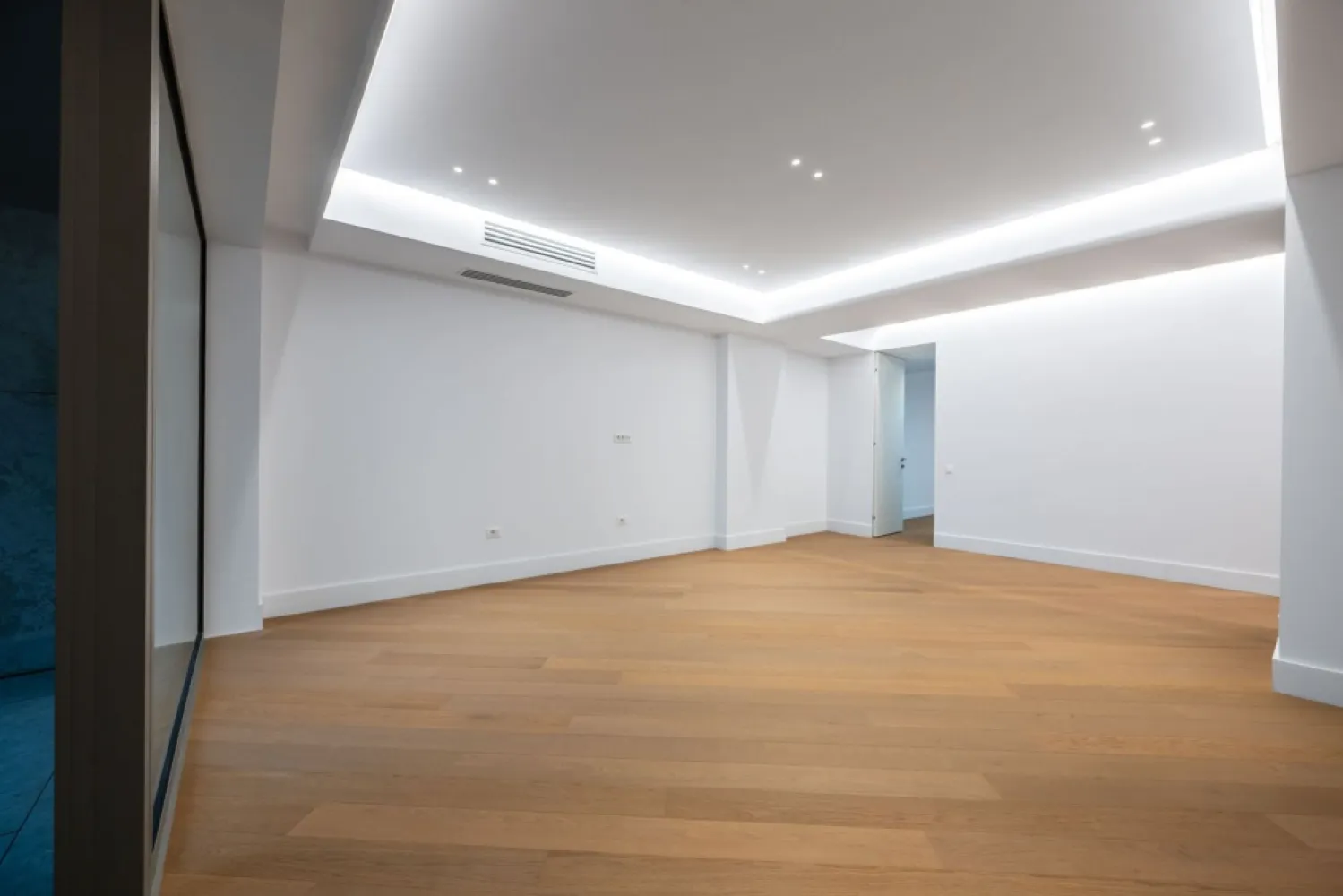 CORTINA 126 | Vedere dubla | 2,900 Eur/mpc [+21% TVA] ULTRALUX - New Place Real Estate Company va propune spre vanzare un apartament exclusivist situat in Ansamblul residential CORTINA 126, un complex rezidential premium, localizat in zona de Nord a capitalei - Iancu Nicolae.

Apartamentul este situat la Etajul 5, are o suprafata utila totala de 107.8 mp, fiind compus din: living cu dinning si bucatarie open space de 33.40 mp, un dormitor matrimonial cu zona de dressing de 17.20 mp si o baie proprie de 5.50 mp, un dormitor secundar de 13.20 mp, baie de serviciu de 6.10 mp, 2 holuri de 10.10 respectiv 4.20 mp si 2 terase de 14.60 mp respectiv 3.50 mp.

CORTINA 126 este un Ansamblu rezidential care propune un concept de locuire exclusivist caracterizat prin finisaje si dotari high-end adaptate trendurilor pietei imobiliare din marile capitale ale lumii.

Conceptul de modern living inseamna sa te bucuri cat mai mult de timpul tau liber. Iar acest lucru incepe acasa. Pentru aceasta viziune Ansamblul Cortina 126 ia in calcul fiecare parametru al unui stil de viata exclusivist, de la finisajele si dotarile high-end pana la locatie si arhitectura.

Finisaje și dotări
- Fatada ventilata cu placi ceramice Florim
- Tamplarie din aluminiu Schuco cu geam tripan
- Climatizare LG cu control individual a temperaturii
- Usi de acces cu sistem de siguranta
- Control acces cu sistem videointerfon
- Usi interioare tip Filomuro
- Parchet din lemn cu incalzire in pardoseala
- Placari ceramice Florim
- Obiecte sanitare Daniel Rubinetterie
- Incalzire centralizata cu contorizare individuala
- Parcare subterana pe 3 niveluri
- Gradini si spatii verzi

Apartamentul se vinde nemobilat.

Pentru mai multe detalii sau oferte similare, nu ezitati sa ne contactati.

Aceasta oferta apartine New Place Real Estate Company.