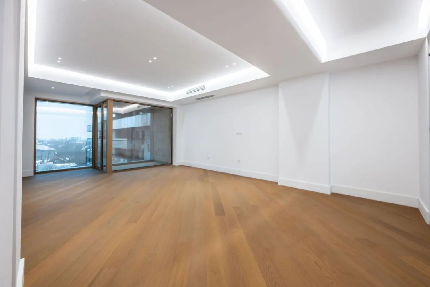 CORTINA 126 | Vedere dubla | 2,900 Eur/mpc [+21% TVA] ULTRALUX - New Place Real Estate Company va propune spre vanzare un apartament exclusivist situat in Ansamblul residential CORTINA 126, un complex rezidential premium, localizat in zona de Nord a capitalei - Iancu Nicolae.

Apartamentul este situat la Etajul 5, are o suprafata utila totala de 107.8 mp, fiind compus din: living cu dinning si bucatarie open space de 33.40 mp, un dormitor matrimonial cu zona de dressing de 17.20 mp si o baie proprie de 5.50 mp, un dormitor secundar de 13.20 mp, baie de serviciu de 6.10 mp, 2 holuri de 10.10 respectiv 4.20 mp si 2 terase de 14.60 mp respectiv 3.50 mp.

CORTINA 126 este un Ansamblu rezidential care propune un concept de locuire exclusivist caracterizat prin finisaje si dotari high-end adaptate trendurilor pietei imobiliare din marile capitale ale lumii.

Conceptul de modern living inseamna sa te bucuri cat mai mult de timpul tau liber. Iar acest lucru incepe acasa. Pentru aceasta viziune Ansamblul Cortina 126 ia in calcul fiecare parametru al unui stil de viata exclusivist, de la finisajele si dotarile high-end pana la locatie si arhitectura.

Finisaje și dotări
- Fatada ventilata cu placi ceramice Florim
- Tamplarie din aluminiu Schuco cu geam tripan
- Climatizare LG cu control individual a temperaturii
- Usi de acces cu sistem de siguranta
- Control acces cu sistem videointerfon
- Usi interioare tip Filomuro
- Parchet din lemn cu incalzire in pardoseala
- Placari ceramice Florim
- Obiecte sanitare Daniel Rubinetterie
- Incalzire centralizata cu contorizare individuala
- Parcare subterana pe 3 niveluri
- Gradini si spatii verzi

Apartamentul se vinde nemobilat.

Pentru mai multe detalii sau oferte similare, nu ezitati sa ne contactati.

Aceasta oferta apartine New Place Real Estate Company.