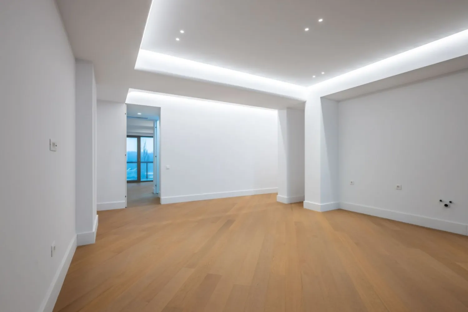 CORTINA 126 | Vedere dubla | 2,900 Eur/mpc [+21% TVA] ULTRALUX - New Place Real Estate Company va propune spre vanzare un apartament exclusivist situat in Ansamblul residential CORTINA 126, un complex rezidential premium, localizat in zona de Nord a capitalei - Iancu Nicolae.

Apartamentul este situat la Etajul 5, are o suprafata utila totala de 107.8 mp, fiind compus din: living cu dinning si bucatarie open space de 33.40 mp, un dormitor matrimonial cu zona de dressing de 17.20 mp si o baie proprie de 5.50 mp, un dormitor secundar de 13.20 mp, baie de serviciu de 6.10 mp, 2 holuri de 10.10 respectiv 4.20 mp si 2 terase de 14.60 mp respectiv 3.50 mp.

CORTINA 126 este un Ansamblu rezidential care propune un concept de locuire exclusivist caracterizat prin finisaje si dotari high-end adaptate trendurilor pietei imobiliare din marile capitale ale lumii.

Conceptul de modern living inseamna sa te bucuri cat mai mult de timpul tau liber. Iar acest lucru incepe acasa. Pentru aceasta viziune Ansamblul Cortina 126 ia in calcul fiecare parametru al unui stil de viata exclusivist, de la finisajele si dotarile high-end pana la locatie si arhitectura.

Finisaje și dotări
- Fatada ventilata cu placi ceramice Florim
- Tamplarie din aluminiu Schuco cu geam tripan
- Climatizare LG cu control individual a temperaturii
- Usi de acces cu sistem de siguranta
- Control acces cu sistem videointerfon
- Usi interioare tip Filomuro
- Parchet din lemn cu incalzire in pardoseala
- Placari ceramice Florim
- Obiecte sanitare Daniel Rubinetterie
- Incalzire centralizata cu contorizare individuala
- Parcare subterana pe 3 niveluri
- Gradini si spatii verzi

Apartamentul se vinde nemobilat.

Pentru mai multe detalii sau oferte similare, nu ezitati sa ne contactati.

Aceasta oferta apartine New Place Real Estate Company.