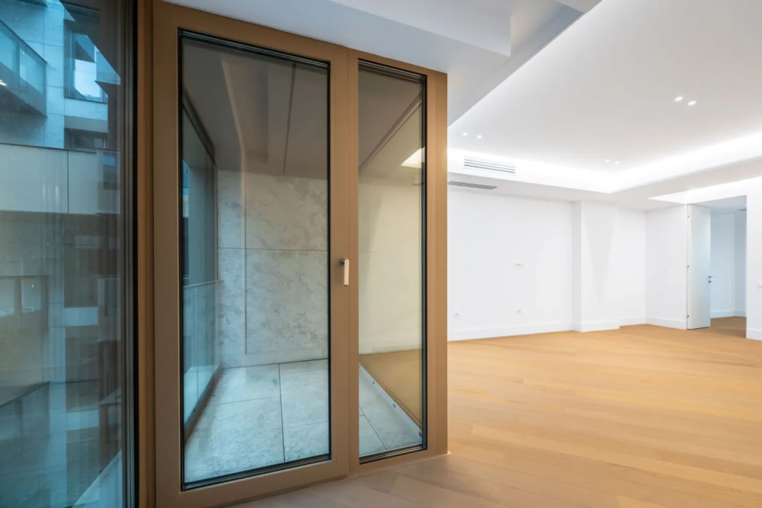 CORTINA 126 | Vedere dubla | 2,900 Eur/mpc [+21% TVA] ULTRALUX - New Place Real Estate Company va propune spre vanzare un apartament exclusivist situat in Ansamblul residential CORTINA 126, un complex rezidential premium, localizat in zona de Nord a capitalei - Iancu Nicolae.

Apartamentul este situat la Etajul 5, are o suprafata utila totala de 107.8 mp, fiind compus din: living cu dinning si bucatarie open space de 33.40 mp, un dormitor matrimonial cu zona de dressing de 17.20 mp si o baie proprie de 5.50 mp, un dormitor secundar de 13.20 mp, baie de serviciu de 6.10 mp, 2 holuri de 10.10 respectiv 4.20 mp si 2 terase de 14.60 mp respectiv 3.50 mp.

CORTINA 126 este un Ansamblu rezidential care propune un concept de locuire exclusivist caracterizat prin finisaje si dotari high-end adaptate trendurilor pietei imobiliare din marile capitale ale lumii.

Conceptul de modern living inseamna sa te bucuri cat mai mult de timpul tau liber. Iar acest lucru incepe acasa. Pentru aceasta viziune Ansamblul Cortina 126 ia in calcul fiecare parametru al unui stil de viata exclusivist, de la finisajele si dotarile high-end pana la locatie si arhitectura.

Finisaje și dotări
- Fatada ventilata cu placi ceramice Florim
- Tamplarie din aluminiu Schuco cu geam tripan
- Climatizare LG cu control individual a temperaturii
- Usi de acces cu sistem de siguranta
- Control acces cu sistem videointerfon
- Usi interioare tip Filomuro
- Parchet din lemn cu incalzire in pardoseala
- Placari ceramice Florim
- Obiecte sanitare Daniel Rubinetterie
- Incalzire centralizata cu contorizare individuala
- Parcare subterana pe 3 niveluri
- Gradini si spatii verzi

Apartamentul se vinde nemobilat.

Pentru mai multe detalii sau oferte similare, nu ezitati sa ne contactati.

Aceasta oferta apartine New Place Real Estate Company.
