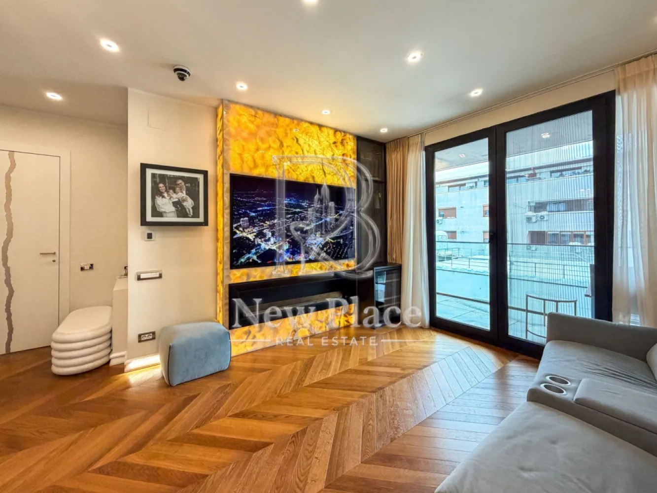 [VIDEO] WIN HERASTRAU | Concept exclusivist [+21% TVA] UNICAT - New Place Real Estate Company va propune spre vanzare un apartament exclusivist situat intr-un complex rezidential din zona Herastrau - Soseaua Nordului.

Apartamentul este situat in Ansamblul WIN HERASTRAU, un ansamblu imobiliar exclusivist, situat in inima Cartierului Francez din zona de Nord a Bucurestiului - Soseaua Nordului si are o suprafata utila totala de 98,70 mp si suprafata utila de 88.60 mp, are vederea libera (orientare spre Est), fiind compus din living de 24,20 mp, bucatarie open space de 8,80 mp, dormitor matrimonial de 20.10 mp cu zona de dressing de 4,90 mp si o baie proprie de 4,90 mp, dormitor secundar de 13,70 mp, baie de serviciu de 4,10 mp, hol de 5,10 mp, grup sanitar de 2,80 mp si 2 balcoane de 5,10 mp resppectiv 5,00 mp.

Separat se pot achizitiona doua locuri de parcare, situate la subteranul ansamblului, la pretul de 15,000 Eur+TVA fiecare, precum si doua boxe la pretul de 3,000 Eur+TVA fiecare.

Ansamblul WIN HERASTRAU dispune de 2 centre de fitness, un spatiu dedicat evenimentelor private, o parcare subterana pe 2 nivele (ce cuprinde si o spalatorie auto), o zona comerciala integrata si spatii pietonale. Aleile pietonale si parcul adiacent contribuie la o atmosfera relaxata, toate aceste facilitati cu acces rezervat fiind menite sa inlesneasca activitatile zilnice si relatiile sociale. Gratie acestor caracteristici, WIN HERASTRAU se distinge prin eleganta si farmec.

Pentru mai multe detalii sau pentru a programa o vizionare, nu ezitati sa ne contactati.

Aceasta oferta apartine New Place Real Estate Company.