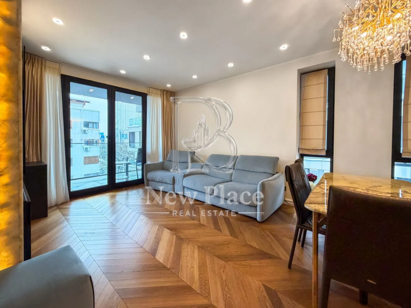 [VIDEO] WIN HERASTRAU | Concept exclusivist [+21% TVA] UNICAT - New Place Real Estate Company va propune spre vanzare un apartament exclusivist situat intr-un complex rezidential din zona Herastrau - Soseaua Nordului.

Apartamentul este situat in Ansamblul WIN HERASTRAU, un ansamblu imobiliar exclusivist, situat in inima Cartierului Francez din zona de Nord a Bucurestiului - Soseaua Nordului si are o suprafata utila totala de 98,70 mp si suprafata utila de 88.60 mp, are vederea libera (orientare spre Est), fiind compus din living de 24,20 mp, bucatarie open space de 8,80 mp, dormitor matrimonial de 20.10 mp cu zona de dressing de 4,90 mp si o baie proprie de 4,90 mp, dormitor secundar de 13,70 mp, baie de serviciu de 4,10 mp, hol de 5,10 mp, grup sanitar de 2,80 mp si 2 balcoane de 5,10 mp resppectiv 5,00 mp.

Separat se pot achizitiona doua locuri de parcare, situate la subteranul ansamblului, la pretul de 15,000 Eur+TVA fiecare, precum si doua boxe la pretul de 3,000 Eur+TVA fiecare.

Ansamblul WIN HERASTRAU dispune de 2 centre de fitness, un spatiu dedicat evenimentelor private, o parcare subterana pe 2 nivele (ce cuprinde si o spalatorie auto), o zona comerciala integrata si spatii pietonale. Aleile pietonale si parcul adiacent contribuie la o atmosfera relaxata, toate aceste facilitati cu acces rezervat fiind menite sa inlesneasca activitatile zilnice si relatiile sociale. Gratie acestor caracteristici, WIN HERASTRAU se distinge prin eleganta si farmec.

Pentru mai multe detalii sau pentru a programa o vizionare, nu ezitati sa ne contactati.

Aceasta oferta apartine New Place Real Estate Company.