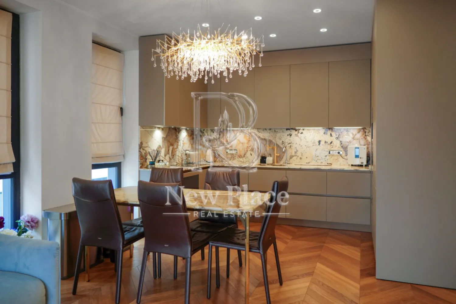 [VIDEO] WIN HERASTRAU | Concept exclusivist [+21% TVA] UNICAT - New Place Real Estate Company va propune spre vanzare un apartament exclusivist situat intr-un complex rezidential din zona Herastrau - Soseaua Nordului.

Apartamentul este situat in Ansamblul WIN HERASTRAU, un ansamblu imobiliar exclusivist, situat in inima Cartierului Francez din zona de Nord a Bucurestiului - Soseaua Nordului si are o suprafata utila totala de 98,70 mp si suprafata utila de 88.60 mp, are vederea libera (orientare spre Est), fiind compus din living de 24,20 mp, bucatarie open space de 8,80 mp, dormitor matrimonial de 20.10 mp cu zona de dressing de 4,90 mp si o baie proprie de 4,90 mp, dormitor secundar de 13,70 mp, baie de serviciu de 4,10 mp, hol de 5,10 mp, grup sanitar de 2,80 mp si 2 balcoane de 5,10 mp resppectiv 5,00 mp.

Separat se pot achizitiona doua locuri de parcare, situate la subteranul ansamblului, la pretul de 15,000 Eur+TVA fiecare, precum si doua boxe la pretul de 3,000 Eur+TVA fiecare.

Ansamblul WIN HERASTRAU dispune de 2 centre de fitness, un spatiu dedicat evenimentelor private, o parcare subterana pe 2 nivele (ce cuprinde si o spalatorie auto), o zona comerciala integrata si spatii pietonale. Aleile pietonale si parcul adiacent contribuie la o atmosfera relaxata, toate aceste facilitati cu acces rezervat fiind menite sa inlesneasca activitatile zilnice si relatiile sociale. Gratie acestor caracteristici, WIN HERASTRAU se distinge prin eleganta si farmec.

Pentru mai multe detalii sau pentru a programa o vizionare, nu ezitati sa ne contactati.

Aceasta oferta apartine New Place Real Estate Company.