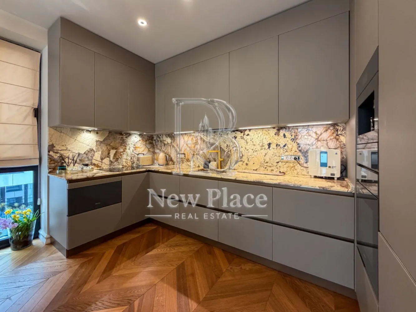 [VIDEO] WIN HERASTRAU | Concept exclusivist [+21% TVA] UNICAT - New Place Real Estate Company va propune spre vanzare un apartament exclusivist situat intr-un complex rezidential din zona Herastrau - Soseaua Nordului.

Apartamentul este situat in Ansamblul WIN HERASTRAU, un ansamblu imobiliar exclusivist, situat in inima Cartierului Francez din zona de Nord a Bucurestiului - Soseaua Nordului si are o suprafata utila totala de 98,70 mp si suprafata utila de 88.60 mp, are vederea libera (orientare spre Est), fiind compus din living de 24,20 mp, bucatarie open space de 8,80 mp, dormitor matrimonial de 20.10 mp cu zona de dressing de 4,90 mp si o baie proprie de 4,90 mp, dormitor secundar de 13,70 mp, baie de serviciu de 4,10 mp, hol de 5,10 mp, grup sanitar de 2,80 mp si 2 balcoane de 5,10 mp resppectiv 5,00 mp.

Separat se pot achizitiona doua locuri de parcare, situate la subteranul ansamblului, la pretul de 15,000 Eur+TVA fiecare, precum si doua boxe la pretul de 3,000 Eur+TVA fiecare.

Ansamblul WIN HERASTRAU dispune de 2 centre de fitness, un spatiu dedicat evenimentelor private, o parcare subterana pe 2 nivele (ce cuprinde si o spalatorie auto), o zona comerciala integrata si spatii pietonale. Aleile pietonale si parcul adiacent contribuie la o atmosfera relaxata, toate aceste facilitati cu acces rezervat fiind menite sa inlesneasca activitatile zilnice si relatiile sociale. Gratie acestor caracteristici, WIN HERASTRAU se distinge prin eleganta si farmec.

Pentru mai multe detalii sau pentru a programa o vizionare, nu ezitati sa ne contactati.

Aceasta oferta apartine New Place Real Estate Company.