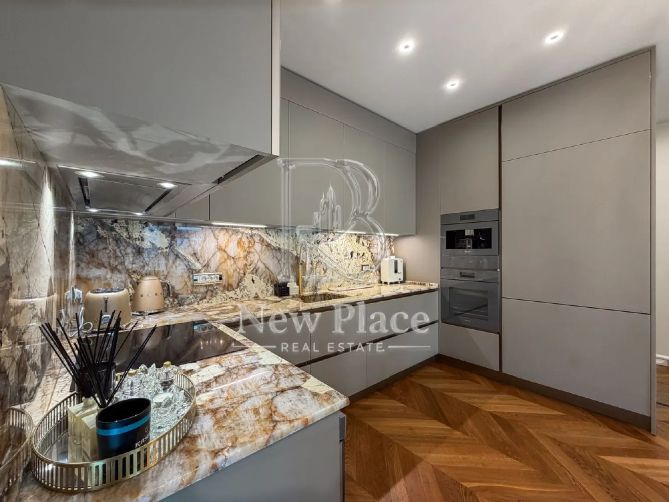 [VIDEO] WIN HERASTRAU | Concept exclusivist [+21% TVA] UNICAT - New Place Real Estate Company va propune spre vanzare un apartament exclusivist situat intr-un complex rezidential din zona Herastrau - Soseaua Nordului.

Apartamentul este situat in Ansamblul WIN HERASTRAU, un ansamblu imobiliar exclusivist, situat in inima Cartierului Francez din zona de Nord a Bucurestiului - Soseaua Nordului si are o suprafata utila totala de 98,70 mp si suprafata utila de 88.60 mp, are vederea libera (orientare spre Est), fiind compus din living de 24,20 mp, bucatarie open space de 8,80 mp, dormitor matrimonial de 20.10 mp cu zona de dressing de 4,90 mp si o baie proprie de 4,90 mp, dormitor secundar de 13,70 mp, baie de serviciu de 4,10 mp, hol de 5,10 mp, grup sanitar de 2,80 mp si 2 balcoane de 5,10 mp resppectiv 5,00 mp.

Separat se pot achizitiona doua locuri de parcare, situate la subteranul ansamblului, la pretul de 15,000 Eur+TVA fiecare, precum si doua boxe la pretul de 3,000 Eur+TVA fiecare.

Ansamblul WIN HERASTRAU dispune de 2 centre de fitness, un spatiu dedicat evenimentelor private, o parcare subterana pe 2 nivele (ce cuprinde si o spalatorie auto), o zona comerciala integrata si spatii pietonale. Aleile pietonale si parcul adiacent contribuie la o atmosfera relaxata, toate aceste facilitati cu acces rezervat fiind menite sa inlesneasca activitatile zilnice si relatiile sociale. Gratie acestor caracteristici, WIN HERASTRAU se distinge prin eleganta si farmec.

Pentru mai multe detalii sau pentru a programa o vizionare, nu ezitati sa ne contactati.

Aceasta oferta apartine New Place Real Estate Company.