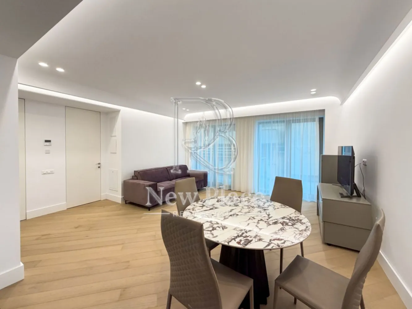 [VIDEO] CORTINA 126 | Apartament exclusivist | LUX - ✅Pentru o perspectiva mai buna asupra Apartamentului, va invitam sa vizionati Video-ul de prezentare✅

New Place Real Estate Company va propune spre inchiriere un apartament exclusivist situat in Ansamblul residential CORTINA 126, un complex rezidential premium, localizat in zona de Nord a capitalei - Iancu Nicolae.

Apartamentul este situat la Etajul 2, are o suprafata utila totala de 58.40 mp, fiind compus din: living cu dinning si bucatarie open space de 32.60 mp - bucataria fiind complet mobilata si utilata, dormitor de 13.90 mp, baie de 5.30 mp si un balcon de 6.60 mp.

Apartamentul dispune de un loc de parcare situat la subteranul imobilului.

CORTINA 126 este un Ansamblu rezidential care propune un concept de locuire exclusivist caracterizat prin finisaje si dotari high-end adaptate trendurilor pietei imobiliare din marile capitale ale lumii.

Conceptul de modern living inseamna sa te bucuri cat mai mult de timpul tau liber. Iar acest lucru incepe acasa. Pentru aceasta viziune Ansamblul Cortina 126 ia in calcul fiecare parametru al unui stil de viata exclusivist, de la finisajele si dotarile high-end pana la locatie si arhitectura.

Finisaje și dotări
- Fatada ventilata cu placi ceramice Florim
- Tamplarie din aluminiu Schuco cu geam tripan
- Climatizare LG cu control individual a temperaturii
- Usi de acces cu sistem de siguranta
- Control acces cu sistem videointerfon
- Usi interioare tip Filomuro
- Parchet din lemn cu incalzire in pardoseala
- Placari ceramice Florim
- Obiecte sanitare Daniel Rubinetterie
- Incalzire centralizata cu contorizare individuala
- Parcare subterana pe 3 niveluri
- Gradini si spatii verzi

Pentru mai multe detalii sau oferte similare, nu ezitati sa ne contactati.

Aceasta oferta apartine New Place Real Estate Company.