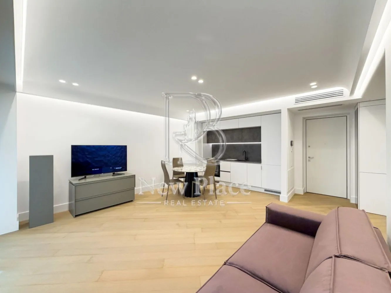 [VIDEO] CORTINA 126 | Apartament exclusivist | LUX - ✅Pentru o perspectiva mai buna asupra Apartamentului, va invitam sa vizionati Video-ul de prezentare✅

New Place Real Estate Company va propune spre inchiriere un apartament exclusivist situat in Ansamblul residential CORTINA 126, un complex rezidential premium, localizat in zona de Nord a capitalei - Iancu Nicolae.

Apartamentul este situat la Etajul 2, are o suprafata utila totala de 58.40 mp, fiind compus din: living cu dinning si bucatarie open space de 32.60 mp - bucataria fiind complet mobilata si utilata, dormitor de 13.90 mp, baie de 5.30 mp si un balcon de 6.60 mp.

Apartamentul dispune de un loc de parcare situat la subteranul imobilului.

CORTINA 126 este un Ansamblu rezidential care propune un concept de locuire exclusivist caracterizat prin finisaje si dotari high-end adaptate trendurilor pietei imobiliare din marile capitale ale lumii.

Conceptul de modern living inseamna sa te bucuri cat mai mult de timpul tau liber. Iar acest lucru incepe acasa. Pentru aceasta viziune Ansamblul Cortina 126 ia in calcul fiecare parametru al unui stil de viata exclusivist, de la finisajele si dotarile high-end pana la locatie si arhitectura.

Finisaje și dotări
- Fatada ventilata cu placi ceramice Florim
- Tamplarie din aluminiu Schuco cu geam tripan
- Climatizare LG cu control individual a temperaturii
- Usi de acces cu sistem de siguranta
- Control acces cu sistem videointerfon
- Usi interioare tip Filomuro
- Parchet din lemn cu incalzire in pardoseala
- Placari ceramice Florim
- Obiecte sanitare Daniel Rubinetterie
- Incalzire centralizata cu contorizare individuala
- Parcare subterana pe 3 niveluri
- Gradini si spatii verzi

Pentru mai multe detalii sau oferte similare, nu ezitati sa ne contactati.

Aceasta oferta apartine New Place Real Estate Company.