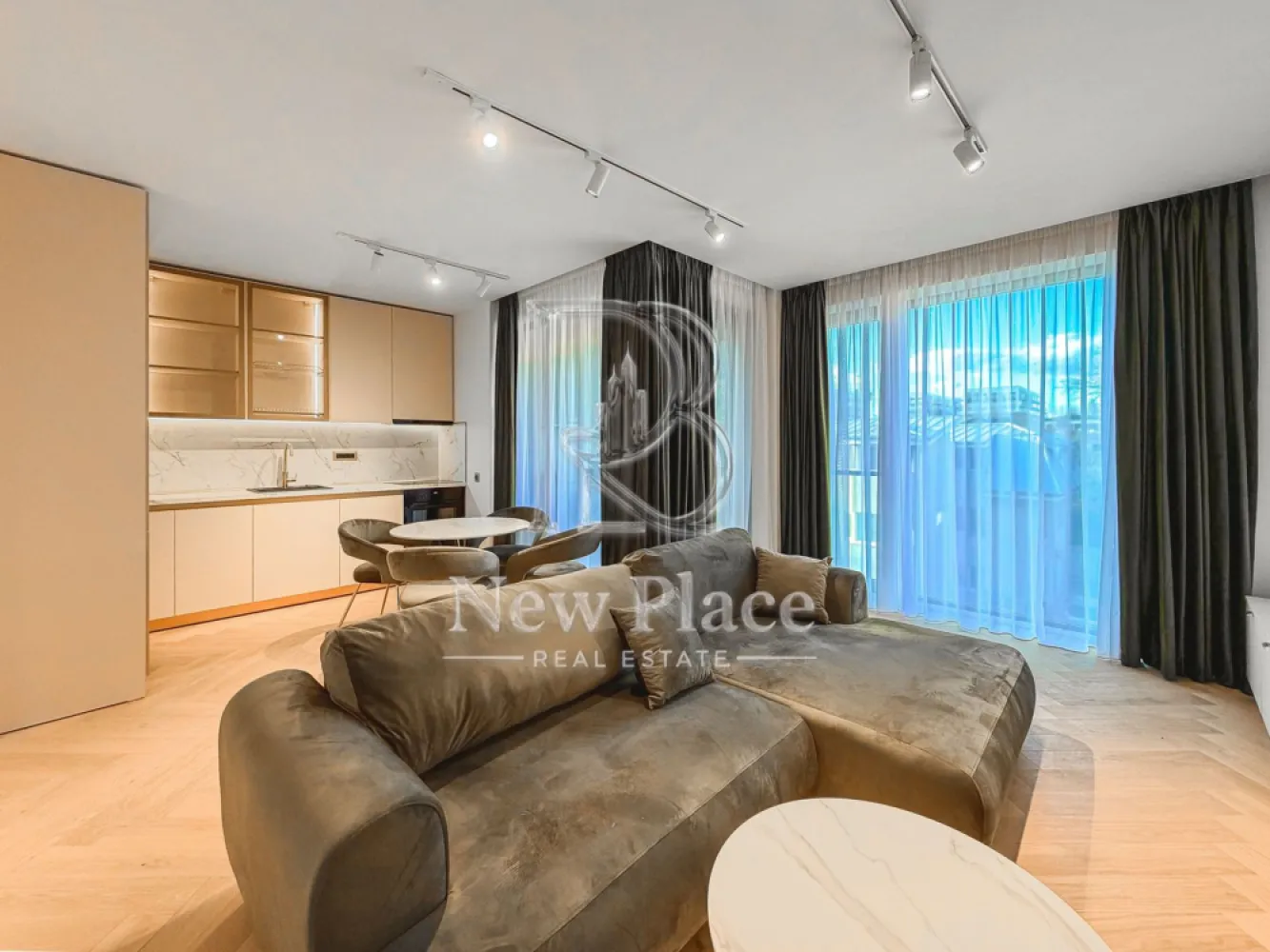 [VIDEO] Arqa Jolie Village | Prima inchiriere | 2 Parcari subterane | ULTRA LUX - ✅Pentru o perspectiva mai buna asupra Apartamentului, va invitam sa vizionati Video-ul de prezentare✅

New Place Real Estate Company va propune spre inchiriere un apartament spatios si inteligent compartimentat, situat intr un Ansamblu Rezidential din zona de Nord a Capitalei, intr-o oaza de liniste, cu aer curat si acces facil catre toate punctele de interes. Situat in zona Erou Iancu Nicolae, Ansamblul este plin de rafinament fiind locul ideal in care vei beneficia de intimitatea necesara de fiecare data cand pasesti acasa si unde vei gasi o comunitate formata din locatari care impartasesc aceleasi valori cu tine.

Ansamblul are o arhitectura moderna, este format din cladiri cu regim de inaltime mica (P+2+3R+4R), fiind este construit pe un lot de 8,000 mp de teren, amprenta constructiei avand doar 3,000 mp, parcarile fiind prevazute doar la subteran, avand curti interioare cu spatii verzi generoase care includ o piscina si loc de joaca pentru copii.

Apartamentul are o suprafata utila totala de 81.50 mp, suprafata desfasurata fiind impartita astfel: living si bucatarie open space cu suprafata de 24.10 mp, dormitor matrimonial cu suprafata de 14.20 mp, cu o baie proprie cu suprafata de 4.10 mp si zona de dressing de 6.10 mp, dormitor secundar cu suprafata de 13.80 mp, baie de serviciu cu suprafata de 4.00 mp, un hol cu suprafata de 10.50 mp si balcon cu suprafata de 4.70 mp.

Apartamentul dispune de 2 locuri de parcare situate la subteranul imobilului.

Finisajele de top si facilitatile exclusive completeaza calitatea constructiei, oferind un confort sporit rezidentilor ansamblului:
- Piscina exterioara
- Loc de joaca pentru copii
- Spatii pietonale largi si pline de verdeata
- Centrala de imobil
- Video interfon
- Locatie ideala
- Branduri de top atat pentru finisaje cat si ppentru materialele de constructie

Pentru mai multe detalii sau pentru a programa o vizionare, nu ezitati sa ne contactati.

Aceasta oferta apartine New Place Real Estate Company.