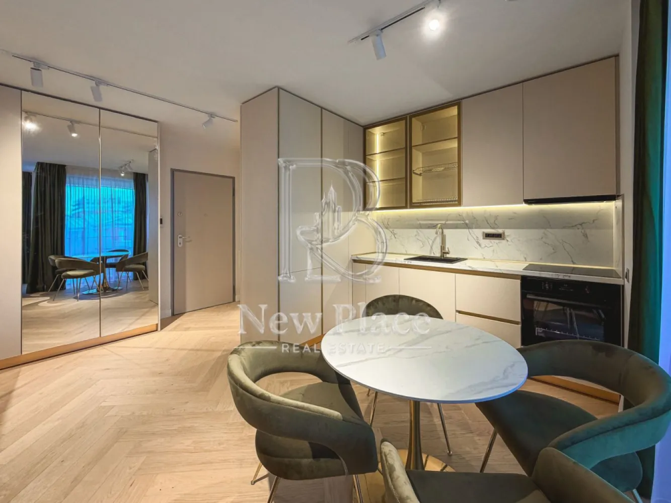 [VIDEO] Arqa Jolie Village | Prima inchiriere | 2 Parcari subterane | ULTRA LUX - ✅Pentru o perspectiva mai buna asupra Apartamentului, va invitam sa vizionati Video-ul de prezentare✅

New Place Real Estate Company va propune spre inchiriere un apartament spatios si inteligent compartimentat, situat intr un Ansamblu Rezidential din zona de Nord a Capitalei, intr-o oaza de liniste, cu aer curat si acces facil catre toate punctele de interes. Situat in zona Erou Iancu Nicolae, Ansamblul este plin de rafinament fiind locul ideal in care vei beneficia de intimitatea necesara de fiecare data cand pasesti acasa si unde vei gasi o comunitate formata din locatari care impartasesc aceleasi valori cu tine.

Ansamblul are o arhitectura moderna, este format din cladiri cu regim de inaltime mica (P+2+3R+4R), fiind este construit pe un lot de 8,000 mp de teren, amprenta constructiei avand doar 3,000 mp, parcarile fiind prevazute doar la subteran, avand curti interioare cu spatii verzi generoase care includ o piscina si loc de joaca pentru copii.

Apartamentul are o suprafata utila totala de 81.50 mp, suprafata desfasurata fiind impartita astfel: living si bucatarie open space cu suprafata de 24.10 mp, dormitor matrimonial cu suprafata de 14.20 mp, cu o baie proprie cu suprafata de 4.10 mp si zona de dressing de 6.10 mp, dormitor secundar cu suprafata de 13.80 mp, baie de serviciu cu suprafata de 4.00 mp, un hol cu suprafata de 10.50 mp si balcon cu suprafata de 4.70 mp.

Apartamentul dispune de 2 locuri de parcare situate la subteranul imobilului.

Finisajele de top si facilitatile exclusive completeaza calitatea constructiei, oferind un confort sporit rezidentilor ansamblului:
- Piscina exterioara
- Loc de joaca pentru copii
- Spatii pietonale largi si pline de verdeata
- Centrala de imobil
- Video interfon
- Locatie ideala
- Branduri de top atat pentru finisaje cat si ppentru materialele de constructie

Pentru mai multe detalii sau pentru a programa o vizionare, nu ezitati sa ne contactati.

Aceasta oferta apartine New Place Real Estate Company.