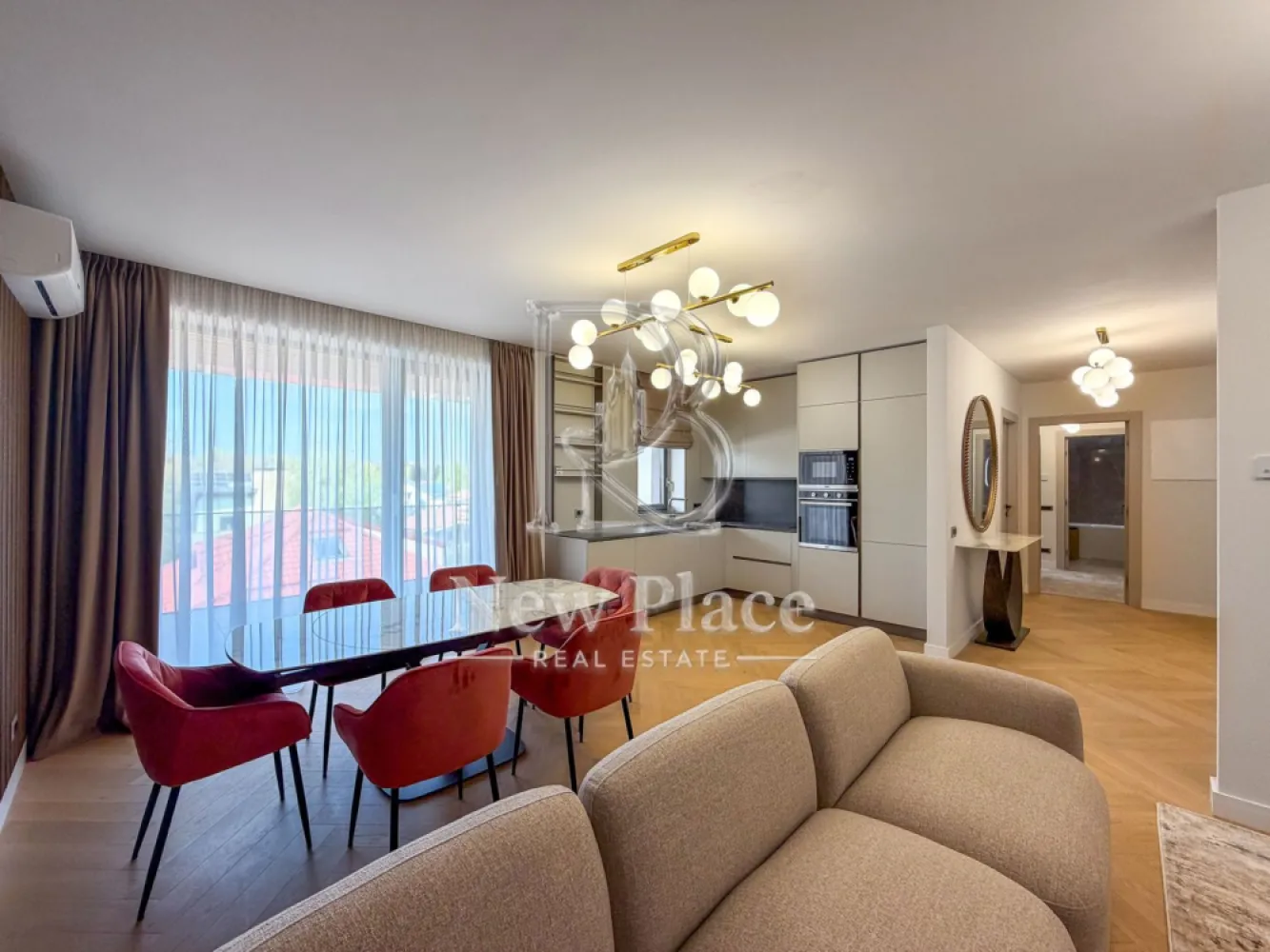 [VIDEO] Arqa Jolie Village | Apartament exclusivist | View liber | ULTRA LUX - ✅Pentru o perspectiva mai buna asupra Apartamentului, va invitam sa vizionati Video-ul de prezentare✅

New Place Real Estate Company va propune spre inchiriere un apartament spatios si inteligent compartimentat, situat intr un Ansamblu Rezidential din zona de Nord a Capitalei, intr-o oaza de liniste, cu aer curat si acces facil catre toate punctele de interes. Situat in zona Erou Iancu Nicolae, Ansamblul este plin de rafinament fiind locul ideal in care vei beneficia de intimitatea necesara de fiecare data cand pasesti acasa si unde vei gasi o comunitate formata din locatari care impartasesc aceleasi valori cu tine.

Ansamblul are o arhitectura moderna, este format din cladiri cu regim de inaltime mica (P+2+3R+4R), fiind este construit pe un lot de 8,000 mp de teren, amprenta constructiei avand doar 3,000 mp, parcarile fiind prevazute doar la subteran, avand curti interioare cu spatii verzi generoase care includ o piscina si loc de joaca pentru copii.

Apartamentul are o suprafata utila totala de 97.80 mp, suprafata desfasurata fiind impartita astfel: living si bucatarie open space cu suprafata de 31.90 mp, dormitor matrimonial cu zona de dressing suprafata de 20.80 mp, cu o baie proprie cu suprafata de 4.20 mp, dormitor secundar cu suprafata de 15.60 mp, baie de serviciu cu suprafata de 4.20 mp, un hol cu suprafata de 8.00 mp si terasa cu suprafata de 13.80 mp. Cel de al doilea dormitor se poate mobila la cererea viitorului chirias.

Apartamentul dispune de 1 loc de parcare situat la subteranul imobilului.

Finisajele de top si facilitatile exclusive completeaza calitatea constructiei, oferind un confort sporit rezidentilor ansamblului:
- Piscina exterioara
- Loc de joaca pentru copii
- Spatii pietonale largi si pline de verdeata
- Centrala de imobil
- Video interfon
- Locatie ideala
- Branduri de top atat pentru finisaje cat si ppentru materialele de constructie

Pentru mai multe detalii sau pentru a programa o vizionare, nu ezitati sa ne contactati.

Aceasta oferta apartine New Place Real Estate Company.