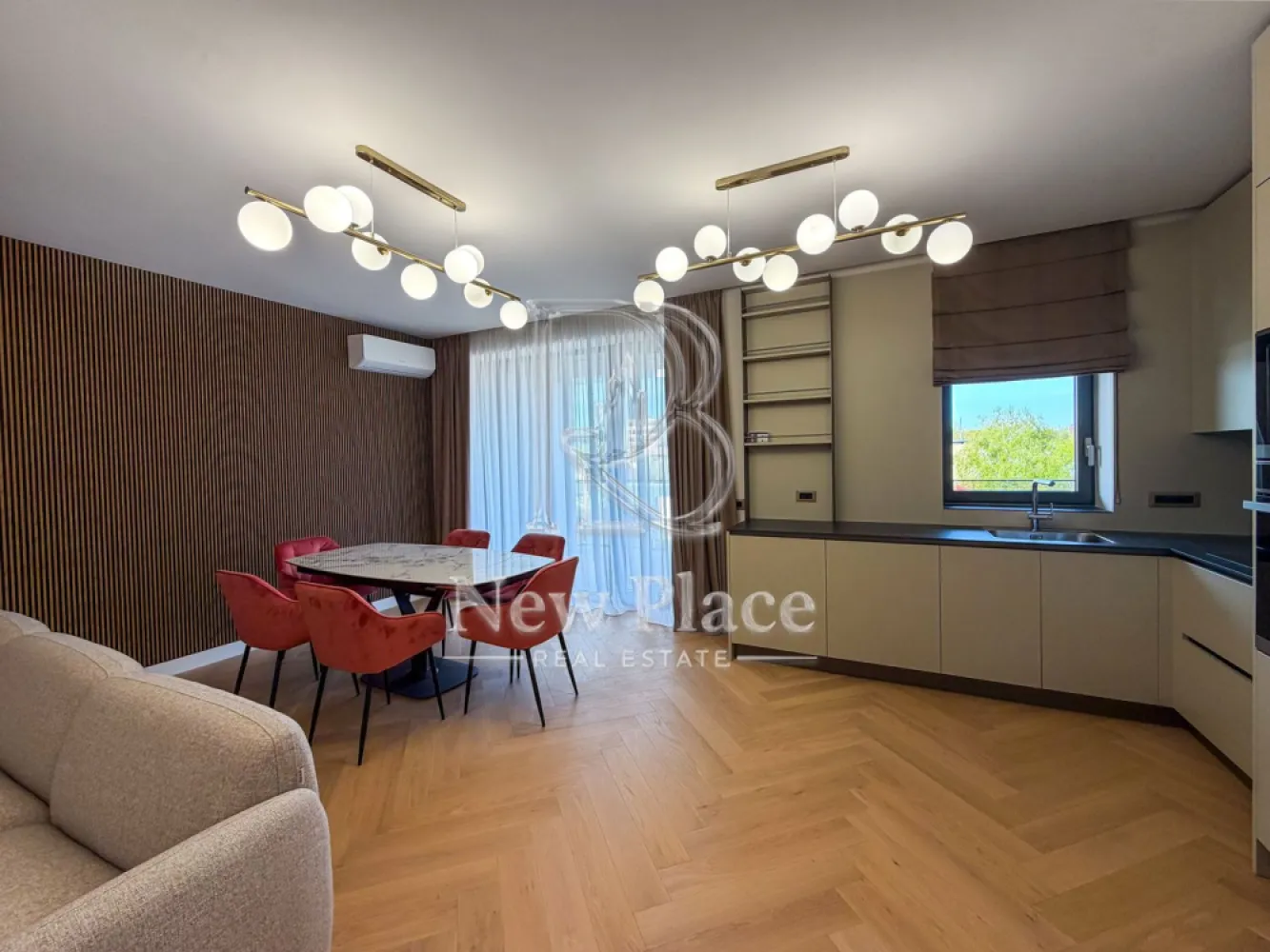 [VIDEO] Arqa Jolie Village | Apartament exclusivist | View liber | ULTRA LUX - ✅Pentru o perspectiva mai buna asupra Apartamentului, va invitam sa vizionati Video-ul de prezentare✅

New Place Real Estate Company va propune spre inchiriere un apartament spatios si inteligent compartimentat, situat intr un Ansamblu Rezidential din zona de Nord a Capitalei, intr-o oaza de liniste, cu aer curat si acces facil catre toate punctele de interes. Situat in zona Erou Iancu Nicolae, Ansamblul este plin de rafinament fiind locul ideal in care vei beneficia de intimitatea necesara de fiecare data cand pasesti acasa si unde vei gasi o comunitate formata din locatari care impartasesc aceleasi valori cu tine.

Ansamblul are o arhitectura moderna, este format din cladiri cu regim de inaltime mica (P+2+3R+4R), fiind este construit pe un lot de 8,000 mp de teren, amprenta constructiei avand doar 3,000 mp, parcarile fiind prevazute doar la subteran, avand curti interioare cu spatii verzi generoase care includ o piscina si loc de joaca pentru copii.

Apartamentul are o suprafata utila totala de 97.80 mp, suprafata desfasurata fiind impartita astfel: living si bucatarie open space cu suprafata de 31.90 mp, dormitor matrimonial cu zona de dressing suprafata de 20.80 mp, cu o baie proprie cu suprafata de 4.20 mp, dormitor secundar cu suprafata de 15.60 mp, baie de serviciu cu suprafata de 4.20 mp, un hol cu suprafata de 8.00 mp si terasa cu suprafata de 13.80 mp. Cel de al doilea dormitor se poate mobila la cererea viitorului chirias.

Apartamentul dispune de 1 loc de parcare situat la subteranul imobilului.

Finisajele de top si facilitatile exclusive completeaza calitatea constructiei, oferind un confort sporit rezidentilor ansamblului:
- Piscina exterioara
- Loc de joaca pentru copii
- Spatii pietonale largi si pline de verdeata
- Centrala de imobil
- Video interfon
- Locatie ideala
- Branduri de top atat pentru finisaje cat si ppentru materialele de constructie

Pentru mai multe detalii sau pentru a programa o vizionare, nu ezitati sa ne contactati.

Aceasta oferta apartine New Place Real Estate Company.