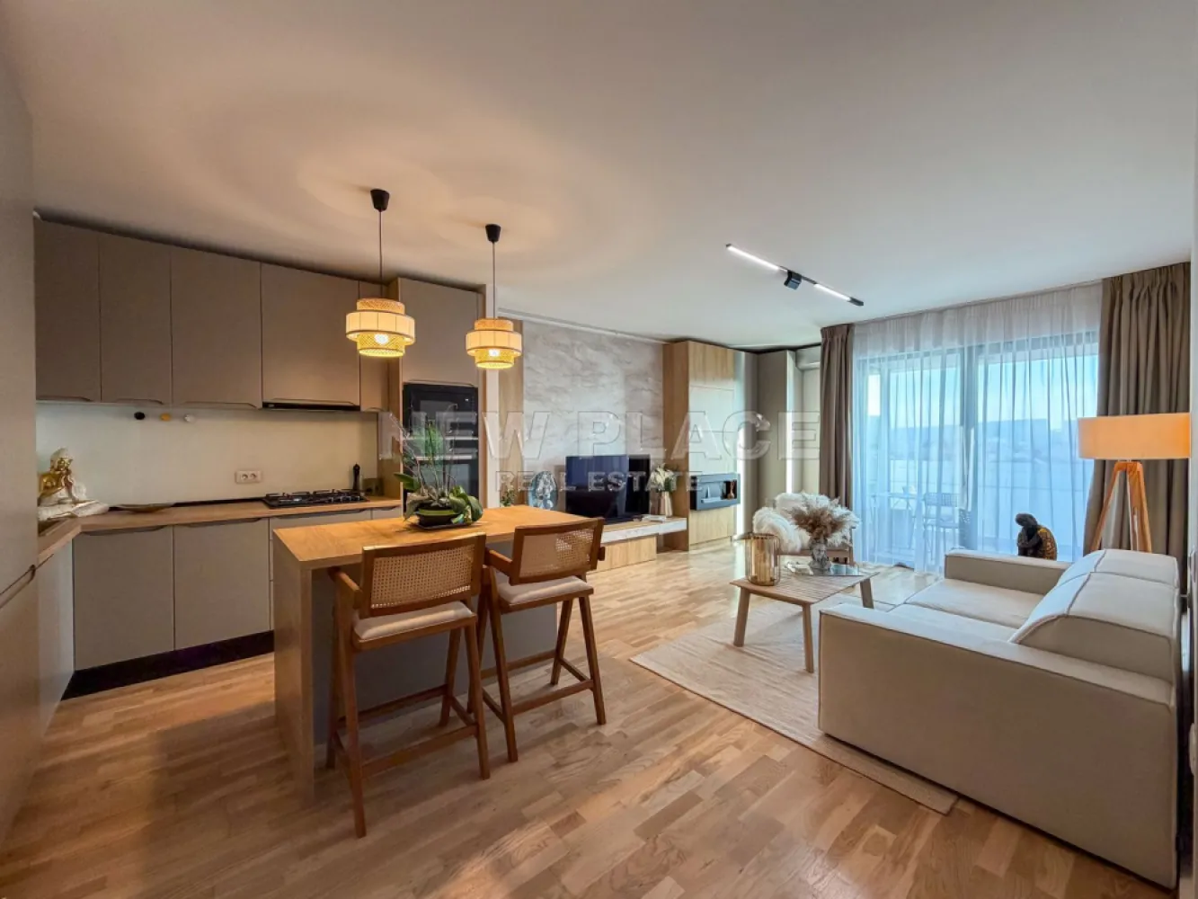 [VIDEO] Apartament exclusivist | Vedere libera | Ultra Lux - ✅Pentru o perspectiva mai buna asupra Apartamentului, va invitam sa vizionati Video-ul de prezentare✅

New Place Real Estate Company va propune spre inchiriere un apartament deosebit, situat in zona Aviatiei/Floreasca, intr un bloc nou din 2021, in proximitatea unor puncte de interes, ca: parcuri, birouri, centre comerciale, scoli, gradinite, restaurante sau sali de sport.

Apartamentul este situat la etajul 4, are view liber, cu orientare spre Vest, si are o suprafata utila totala 55,96 mp, decomandat, format din: living si bucatarie open space de 28,60 mp, dormitor de 13.30 mp, baie de 4.60 mp,dressing de 4.50 mp si balcon de 4,96 mp.

Rafinamentul deosebit, designul modern, spatiul generos si confortul sunt doar cateva dintre lucrurile pe care le gasesti mereu aici. Ansamblul isi face prezenta vizibil printr-un design modern al materialelor din aluminiu si sticla laminata. Cu terase deschise, balcoane spatioase cu balustrade din geamuri securizate si ascensoare tip duplex, privelistea devine un atu al etajelor superioare.

Finisaje exterioare: material fatada cladire din aluminiu si sticla (LOW E) Saint Gobain 4 Seasons, placaj fatada din material ceramic, portelan si lemn cu cleme aparente, izolatie fatada prin termosistem, ventilata si mix, balustrada din sticla laminata si securizata, ascensoare tip duplex Schindler, compartimentari exterioare din BCA YTONG.

Finisaje interioare: centrala proprie Buderus (cu boiler incorporat), incalzire prin pardoseala, tamplarie aluminiu cu geam termopan tripan, radiatoare Vogel & Noot, parchet triplustratificat din lemn natural, faianta si gresie(Made in Italy) Porcelanosa, bucatarie deschisa, complet mobilata, compartimentari interioare prin gipscarton Rigips/Siniat, obiecte sanitare Villeroy & Boch, baterii sanitare Kludi, prize si intrerupatoare Legrand-Bticino Matix, corpuri de iluminat Pelsan/Arlight.

Pentru mai multe detalii sau oferte similare, nu ezitati sa ne contactati.

Aceasta oferta apartine New Place Real Estate Company.