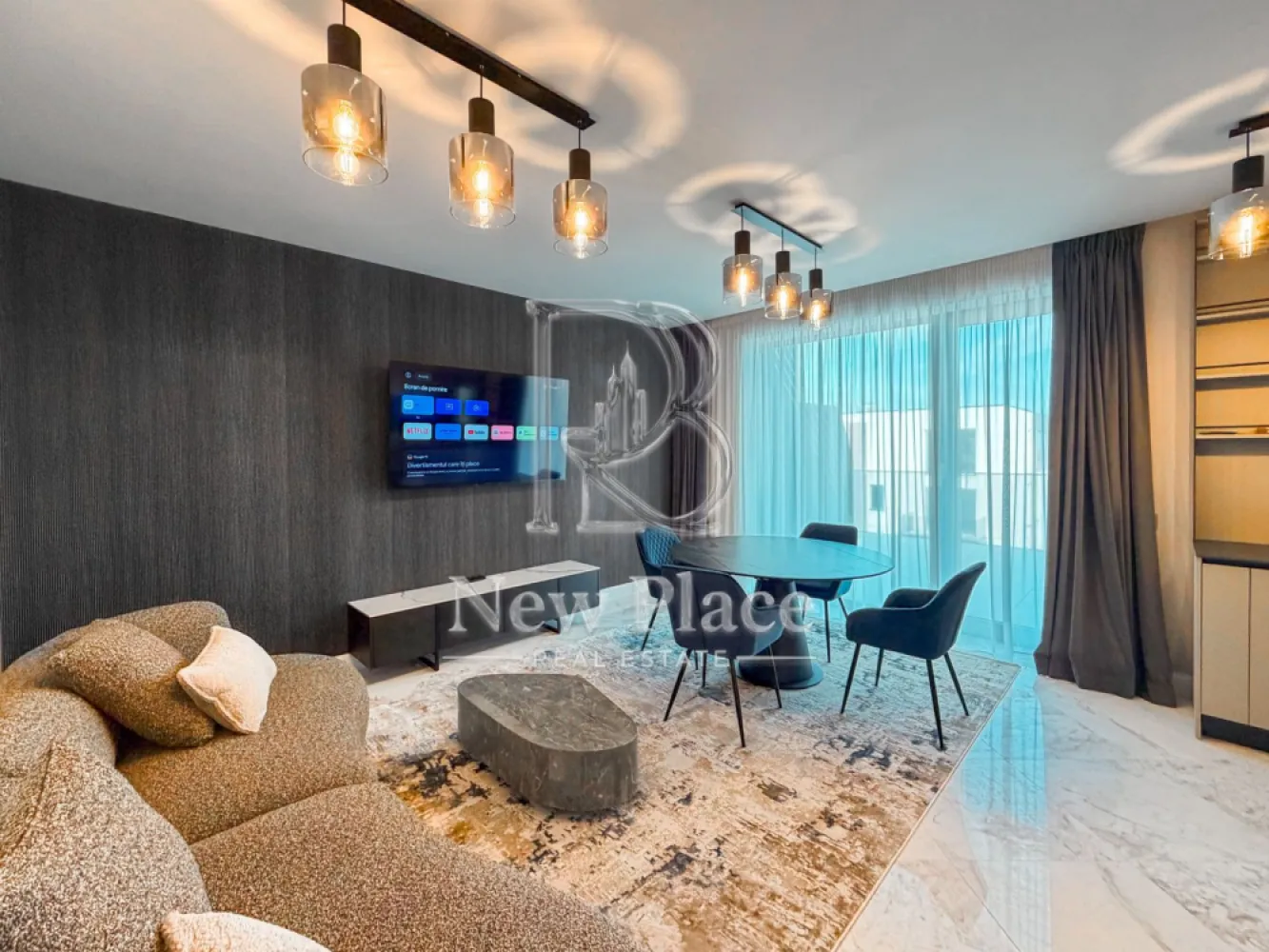 [VIDEO] Arqa Jolie Village | Apartament exclusivist | Terasa 22 mp | ULTRA LUX - ✅Pentru o perspectiva mai buna asupra Apartamentului, va invitam sa vizionati Video-ul de prezentare✅

New Place Real Estate Company va propune spre inchiriere un apartament spatios si inteligent compartimentat, situat intr un Ansamblu Rezidential din zona de Nord a Capitalei, intr-o oaza de liniste, cu aer curat si acces facil catre toate punctele de interes. Situat in zona Erou Iancu Nicolae, Ansamblul este plin de rafinament fiind locul ideal in care vei beneficia de intimitatea necesara de fiecare data cand pasesti acasa si unde vei gasi o comunitate formata din locatari care impartasesc aceleasi valori cu tine.

Ansamblul are o arhitectura moderna, este format din cladiri cu regim de inaltime mica (P+2+3R+4R), fiind este construit pe un lot de 8,000 mp de teren, amprenta constructiei avand doar 3,000 mp, parcarile fiind prevazute doar la subteran, avand curti interioare cu spatii verzi generoase care includ o piscina si loc de joaca pentru copii.

Apartamentul are o suprafata utila totala de 81.20 mp, suprafata desfasurata fiind impartita astfel: living si bucatarie open space cu suprafata de 26.00 mp, dormitor cu zona de dressing suprafata de 19.40 mp, baie cu suprafata de 5.00 mp, baie de serviciu cu suprafata de 3.50 mp, un hol cu suprafata de 4.90 mp si terasa cu suprafata de 22.40 mp.

Apartamentul dispune de 1 loc de parcare situat la subteranul imobilului.

Finisajele de top si facilitatile exclusive completeaza calitatea constructiei, oferind un confort sporit rezidentilor ansamblului:
- Piscina exterioara
- Loc de joaca pentru copii
- Spatii pietonale largi si pline de verdeata
- Centrala de imobil
- Video interfon
- Locatie ideala
- Branduri de top atat pentru finisaje cat si ppentru materialele de constructie

Pentru mai multe detalii sau pentru a programa o vizionare, nu ezitati sa ne contactati.

Aceasta oferta apartine New Place Real Estate Company.