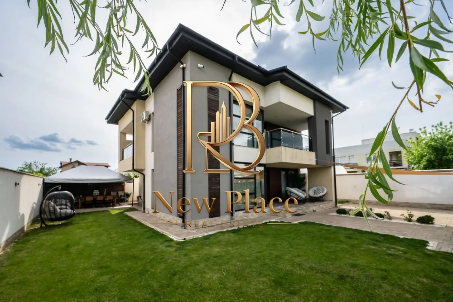 Vila individuala | IMPECABILA | P+1+M | 400 mp teren | ULTRA LUX - New Place Real Estate Company va propune spre vanzare o vila situata in Pipera, compusa din Parter, Etaj si Mansarda.

Vila este situata intr o zona rezidentiala, retrasa de la agitatia si traficul arterelor principale.

Imobilul are la Parter o suprafata utila de 87.30 mp si este compartimentat astfel: Living de 26.80 mp, Bucatarie inchisa de 13.50 mp, Birou de 10.10 mp, Grup sanitar de 2.60 mp, Camera tehnica de 3.20 mp, Hol de 14.90 mp, Casa scarii de 1.40 mp si o Terasa de 14.80 mp. La Etaj avem 1 Dormitor matrimonial de 23.70 mp cu Baie proprie de 5.40 mp si Terasa de 13.70 mp, inca 2 Dormitoare cu suprafete de 14.70 mp respectiv 14.20 mp, Baie de serviciu de 6.30 mp, Hol de 4.30 mp, Casa scarii de 5.10 mp si un Balcon de 6.00 mp. Mansarda poate fif foflosita ca o zona de depozitare si/sau ca o zona de spalatorie/uscatorie rufe.

Vila se vinde mobilata si utilata, asa cum se observa in pozele de prezentare.

Terenul pe care este amplasat Imobilul are o suprafata de 400 mp (20ml * 20ml). Alaturat se gaseste inca un teren cu suprafata de 700 mp, care este disponibil pentru achizitie si alipire. 

Pentru mai multe detalii, nu ezitati sa ne contactati.

Aceasta oferta apartine New Place Real Estate Company.