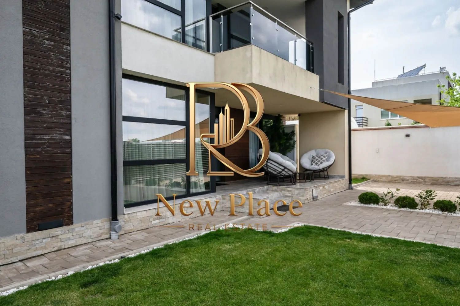 Vila individuala | IMPECABILA | P+1+M | 400 mp teren | ULTRA LUX - New Place Real Estate Company va propune spre vanzare o vila situata in Pipera, compusa din Parter, Etaj si Mansarda.

Vila este situata intr o zona rezidentiala, retrasa de la agitatia si traficul arterelor principale.

Imobilul are la Parter o suprafata utila de 87.30 mp si este compartimentat astfel: Living de 26.80 mp, Bucatarie inchisa de 13.50 mp, Birou de 10.10 mp, Grup sanitar de 2.60 mp, Camera tehnica de 3.20 mp, Hol de 14.90 mp, Casa scarii de 1.40 mp si o Terasa de 14.80 mp. La Etaj avem 1 Dormitor matrimonial de 23.70 mp cu Baie proprie de 5.40 mp si Terasa de 13.70 mp, inca 2 Dormitoare cu suprafete de 14.70 mp respectiv 14.20 mp, Baie de serviciu de 6.30 mp, Hol de 4.30 mp, Casa scarii de 5.10 mp si un Balcon de 6.00 mp. Mansarda poate fif foflosita ca o zona de depozitare si/sau ca o zona de spalatorie/uscatorie rufe.

Vila se vinde mobilata si utilata, asa cum se observa in pozele de prezentare.

Terenul pe care este amplasat Imobilul are o suprafata de 400 mp (20ml * 20ml). Alaturat se gaseste inca un teren cu suprafata de 700 mp, care este disponibil pentru achizitie si alipire. 

Pentru mai multe detalii, nu ezitati sa ne contactati.

Aceasta oferta apartine New Place Real Estate Company.