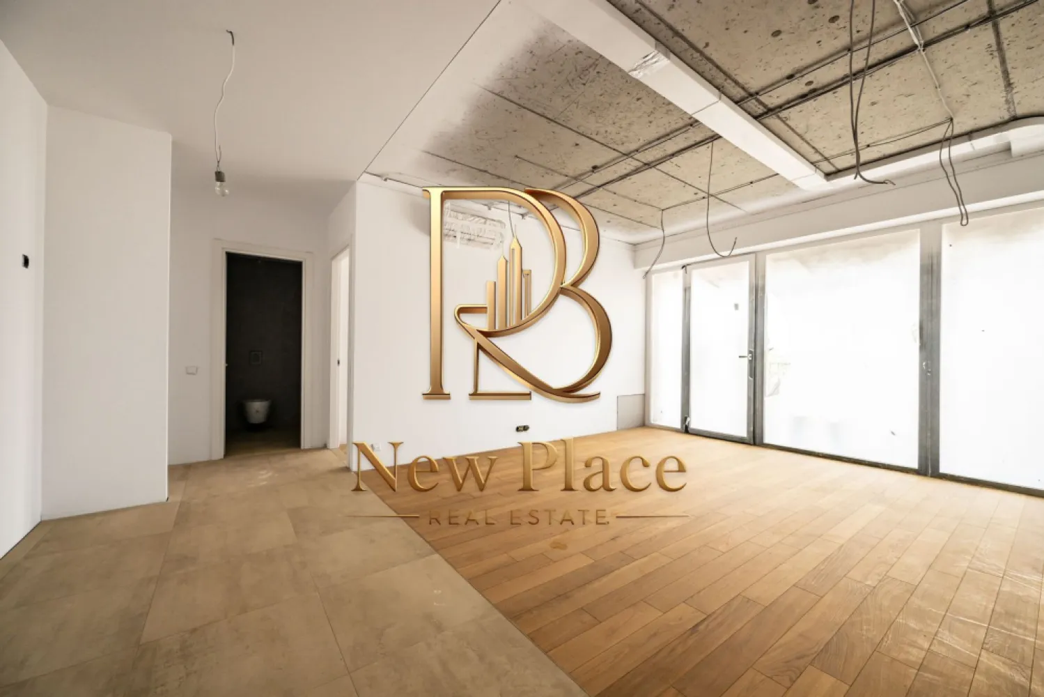 One Lake District | Vedere libera spre lac [+21% TVA] LUX - New Place Real Estate Company va propune spre vanzare un apartament situat in complex rezidential One Lake District - un complex rezidential exclusivist situat pe malul pitoresc al lacului Plumbuita - un mix perfect intre o viata moderna, privelisti uimitoare si o comunitate vibranta.

Apartamentul este situat la etajul 7 si are o suprafata utila totala de 66,40 mp, fiind compus din living cu bucatarie open space si loc de luat masa de 29,87 mp, dormitor de 12.05 mp, baie de 4,51 mp, hol de 6.01 mp si balcon de 10.98 mp. Apartamentul se vinde finisat (gresie, faianta, obiecte sanitare, parchet, usi, tamplarie, geamuri, etc), nemobilat.

Forma de achizitie este cesiune de Antecontract. Data de finalizare fiind Septembrie 2026.

Apartamenul se poate achizitiona la pretul de 149,900 Eur+TVA. Mai este de achitat suma de 90,000 Eur+TVA catre dezvoltator (aceasta suma se plateste la momentul semnarii Contractului final de vanzare cumparare), iar diferenta se achita catre actualul proprietar in momentul semnarii Cesiunii de Antecontract. Separat se poate achizitiona si un loc de parcare la pretul de 15,000 Eur+TVA.

Ansamblul One Lake District se remarca printr o gama premium de facilitati atent concepute pentru un stil de viata activ, inclusiv o scoala privata, spatii comerciale accesibile si o varietate de activitati captivante si facilitati sportive. Terenul de joaca dedicat copiilor asigura distractie si divertisment fara limite pentru cei mai tineri rezidenti. Intinzandu-se pe o suprafata de 8 hectare, One Lake District ofera peisaje de neegalat din Bucuresti, oferind un decor unic si captivant pentru viata de zi cu zi. Imbratisand un stil de viata sustenabil, One Lake District incorporeaza un sistem de geoexchange de ultima generatie - o solutie ecologica ce valorifica energia regenerabila, oferind comunitatii One Lake District un mod de viata mai ecologic si mai eficient din punct de vedere al costurilor.

Caracteristici:
- Opt cladiri rezidentiale elegante;
- Peste 1,950 de apartamente moderne si cinci niveluri speciale pentru parcarea supraterana;
- Scoala privata;
- Spatii comerciale si servicii la Parter;
- Vederi spectaculoase si acces direct la lacul Plumbuita;
- Parcare ampla si spatii comerciale accesibile;
- Activitati captivante si facilitati sportive;
- Loc de joaca dedicat copiilor.

Pentru mai multe detalii, nu ezitati sa ne contactati.

Aceasta oferta apartine New Place Real Estate Company.