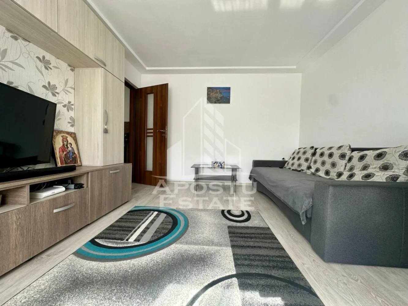 Apartament cu 2 camere de vanzare, zona Sagului, Timisoara - Agentia imobiliara APOSTU ESTATE va ofera spre vanzare un apartament 2 camere, mobilat si utilat, situat in judetul Timis, Timisoara, zona Sagului.
Apartamentul are o suprafata de 43 mp si este situat la etajul 4 intr-un bloc anvelopat cu acoperis din tigla.
- Hol de acces
- Bucatarie
- Living
- Dormitor
- Baie
- Balcon inchis
Confortul termic este asigurat prin intermediul termoficarii si a aparatului de aer conditionat.
Zona cu numeroase facilitati si puncte de interes precum: acces rapid si usor la mijloacele de transport in comun, mall-ul Shopping City la cateva minute distanta, si alte supermarket-uri in apropiere, farmacii, institutii de invatamant, restaurante, baruri, cafenele si multe altele.
Agentia imobiliara Apostu Estate va ofera consultanta bancara gratuita prin intermediul colaboratorilor nostri pentru alegerea celui mai potrivit tip de credit, astfel incat tu sa devi noul proprietar al acestui apartament.
Va asteptam cu drag la o vizionare!
ID intern: CP3063711.